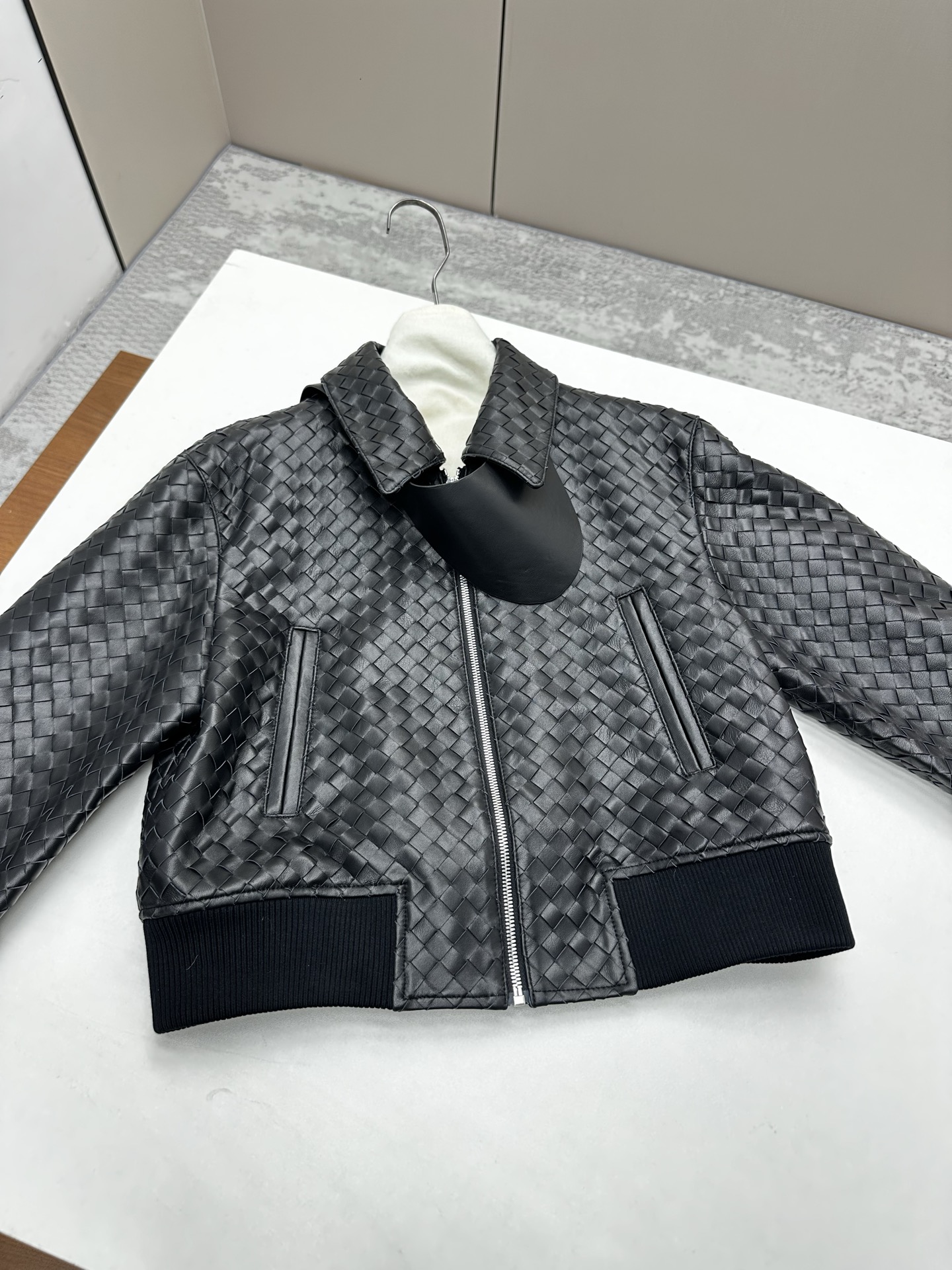 NO:941452,Introduction to BottegaVeneta BV｜2026 Spring New Products This season’s best woven jacket items!  Original custom-made, sweet and cool retro style, easy-to-match and fashionable version!  Heavy knitting!  Very distinctive!  - MATERIAL - Leather surface imported original sheepskin with heavy craftsmanship size S-19860909BottegaVeneta BV简介｜2026春季新品 本季度最佳夹克编织单品！原版订制 甜酷风复古气质,版型不挑人百搭又时髦！重工编织！非常有特点！ - MATERIAL 材质 - 皮面进口原版羊皮重工艺 sizeＳ- XL,葆蝶家-服装,bottega veneta,bottega veneta,bottega veneta,jackets & coats,sheepskin,,Women's clothing