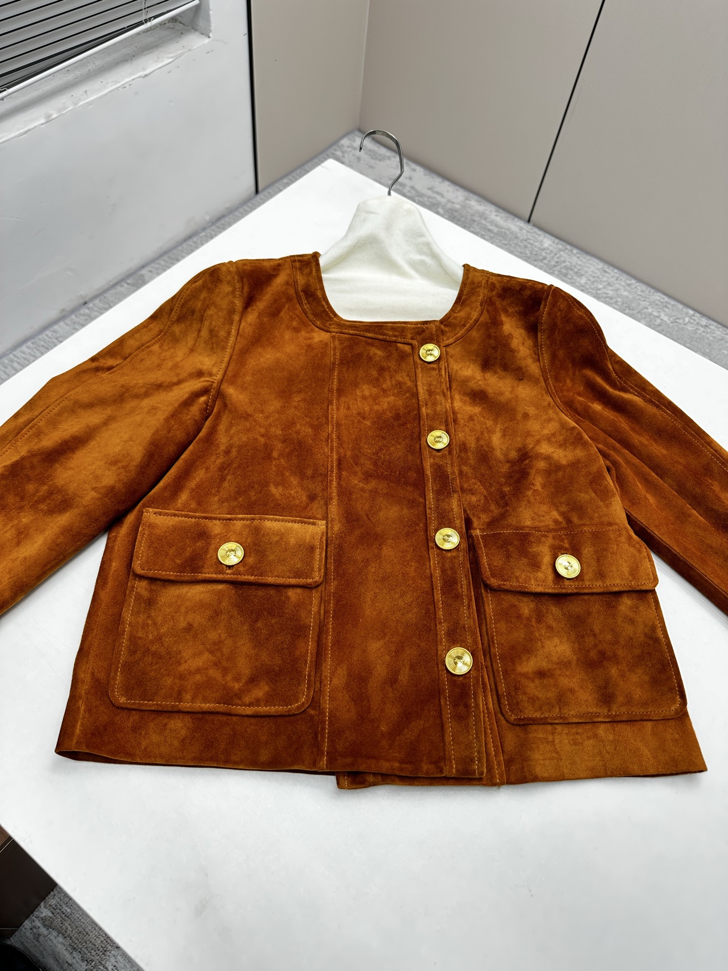 NO:941466,————Saint Laurent ————Imported suede lambskin!  Comes with a big gold buckle!  2026 autumn new products are retro and have a sense of design!  Look at the leather details!  Stylish and classy!  Exquisite and high-end workmanship!  The version is not picky, fashionable and versatile. Sizes S-XL, saint laurent-clothing, saint laurent, saint laurent, sheepskin,19860909————Saint Laurent 圣罗兰 ———— 进口反绒小羊皮！搭配大金扣！ 2026秋季新品复古有设计感 ！皮质看细节！时髦且有档次！ 做工细腻高级！版型不挑人 时髦且百搭  尺码S- XL,圣罗兰-服装,saint laurent,saint laurent,sheepskin,,Women's clothing