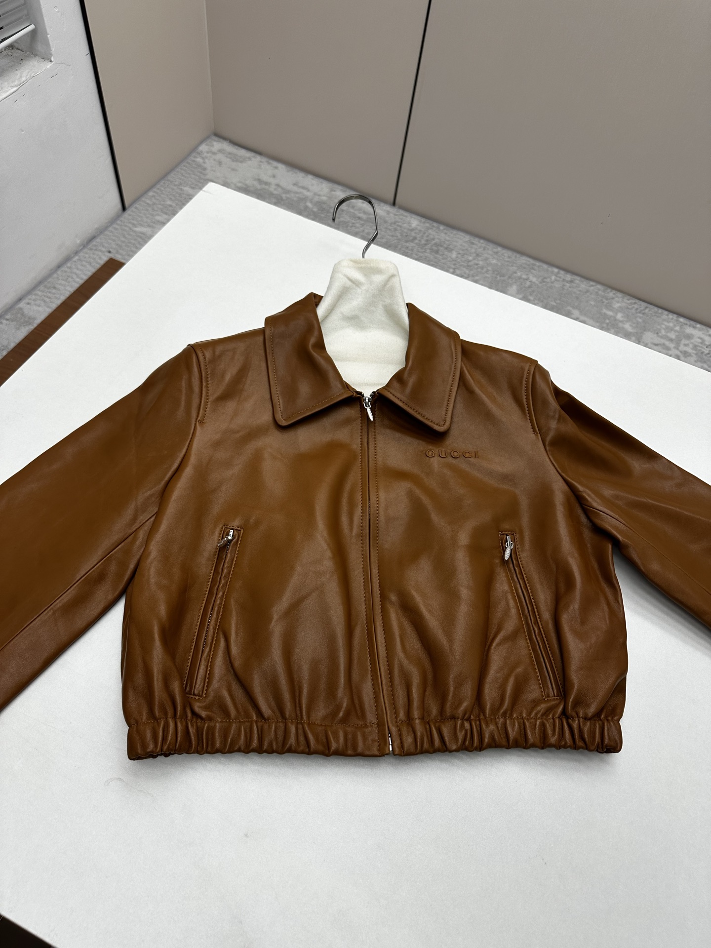 NO:945453,# Genuine leather jacket Original customized hardware accessories Made of imported lambskin Sizes S, M, L, XL Brand Story Guccl  (Gucci) is a fashion luxury brand originating from Italy and one of the global luxury brands. It was founded by Guccio Gucci in Florence, Italy in 1919. Gucci's products include fashion, leather goods, leather shoes, watches, ties, scarves, perfumes, household products and pet products, etc. It is famous for its unique creativity and innovation, as well as exquisite Italian craftsmanship. CUCCI brand fashion has always been famous for its high-end, luxury and sexy, Gucci - clothing, gucci, gucci, jackets &  coats, sheepskin, ties,19860909# 真皮气质外套 原版定制五金辅料 采用进口小羊皮 尺码S,M,L,XL 品牌故事 Guccl (古驰)是源于意大利的时装奢饰品牌,是全球奢侈品品牌之一.由古驰奥-古驰在19于意大利佛罗伦萨创办.古驰的产品包括时装、皮具、皮鞋、手表、领带、丝巾、香水、家居用品及宠物用品等,借由其独特的创意和革新,以及精湛的意大利工艺闻名于世. CUcCI 品牌时装一向以高档、豪华、性感而闻名于世,古驰-服装,gucci,gucci,jackets & coats,sheepskin,ties,,Women's clothing