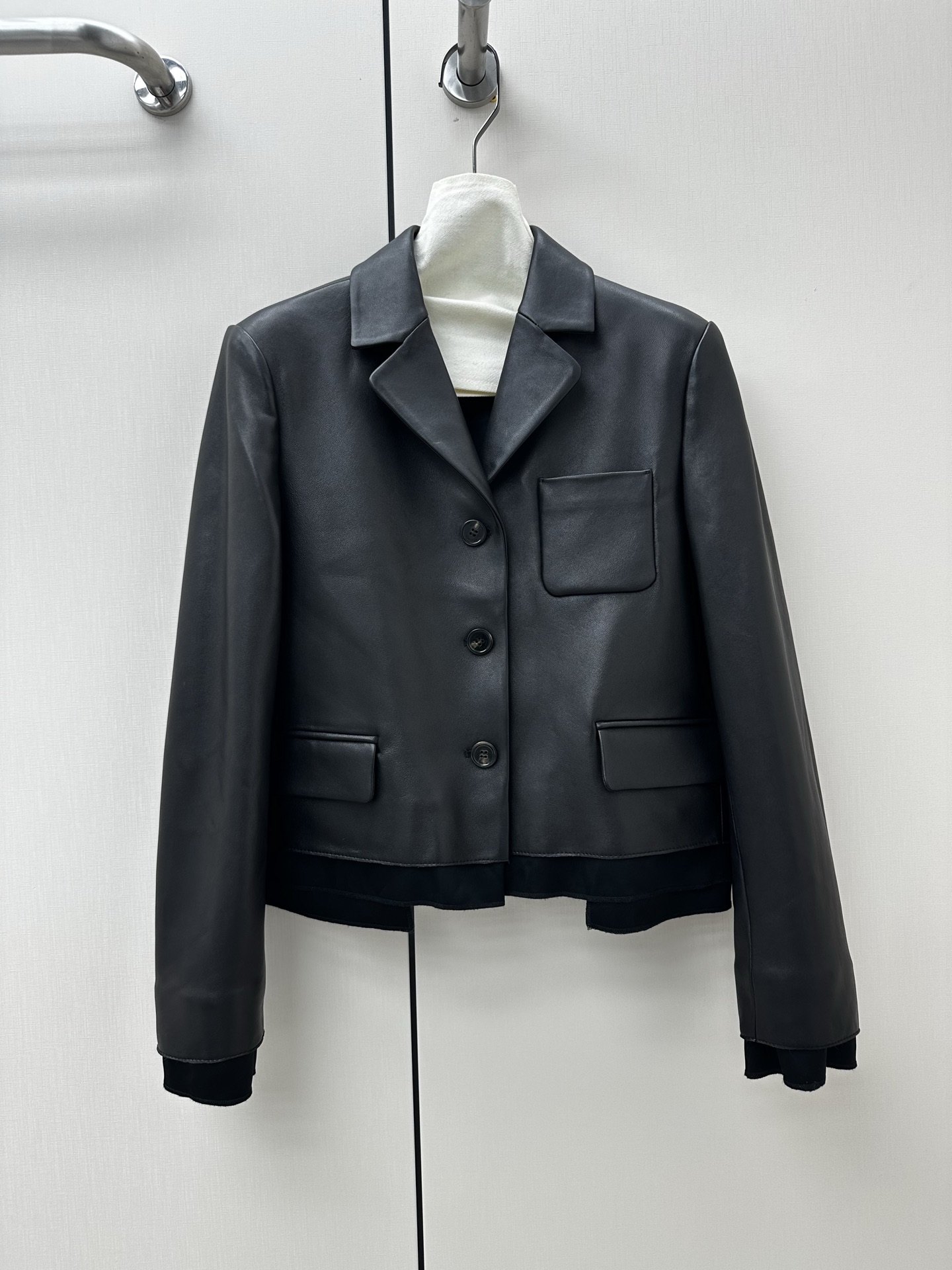 NO:946053,————MiuMiu—————— 2026 autumn and winter new suit series The best fashion items of this season!  Original custom-made, sweet and cool retro style, easy-to-match and fashionable version!  - MATERIAL - Fabric imported from South Africa sheepskin sizeS-XL, Miumiu-clothing, miumiu, sheepskin,19860909——————MiuMiu—————— 2026秋冬新品新款套装系列 本季度最佳时尚单品！原版订制 甜酷风复古气质,版型不挑人百搭又时髦！ - MATERIAL 材质 - 面料进口南非羊皮 sizeS-XL,缪缪-服装,miumiu,sheepskin,,Women's clothing
