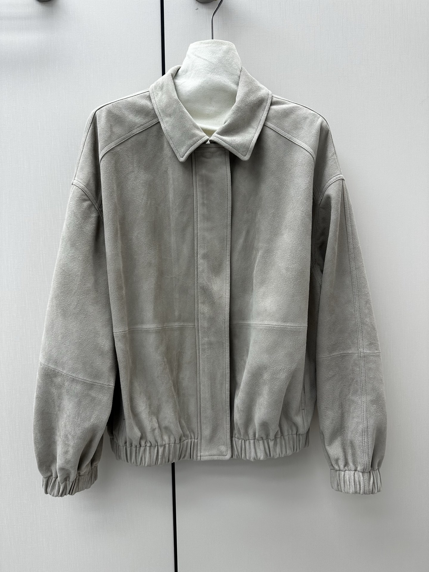 NO:946019,————Brunello Cucinelli———— 2026 autumn and winter new products, flash sale ordinary version on the market!  The back of the leather jacket adopts high-end transfer technology and is decorated with customized BC bead chains. It is noble and elegant, super cool and not bloated!  Super love!  Perfect workmanship quality depends on the details!  Material imported first-layer mixed sheep suede. Three colors available. Sizes S-XL, women's clothing, brunello cucinelli, leather jacket,19860909————Brunello Cucinelli———— 2026秋冬新品,秒杀市场普通版本！皮衣反面采用高端移膜工艺,采用定制BC 珠链装饰,高贵又优雅,超炫酷拒绝臃肿！超级大爱！完美做工品质看细节！ 材料进口头层混种羊反绒 颜色三色可选 尺码S-XL,女装,brunello cucinelli,leather jacket,,Women's clothing