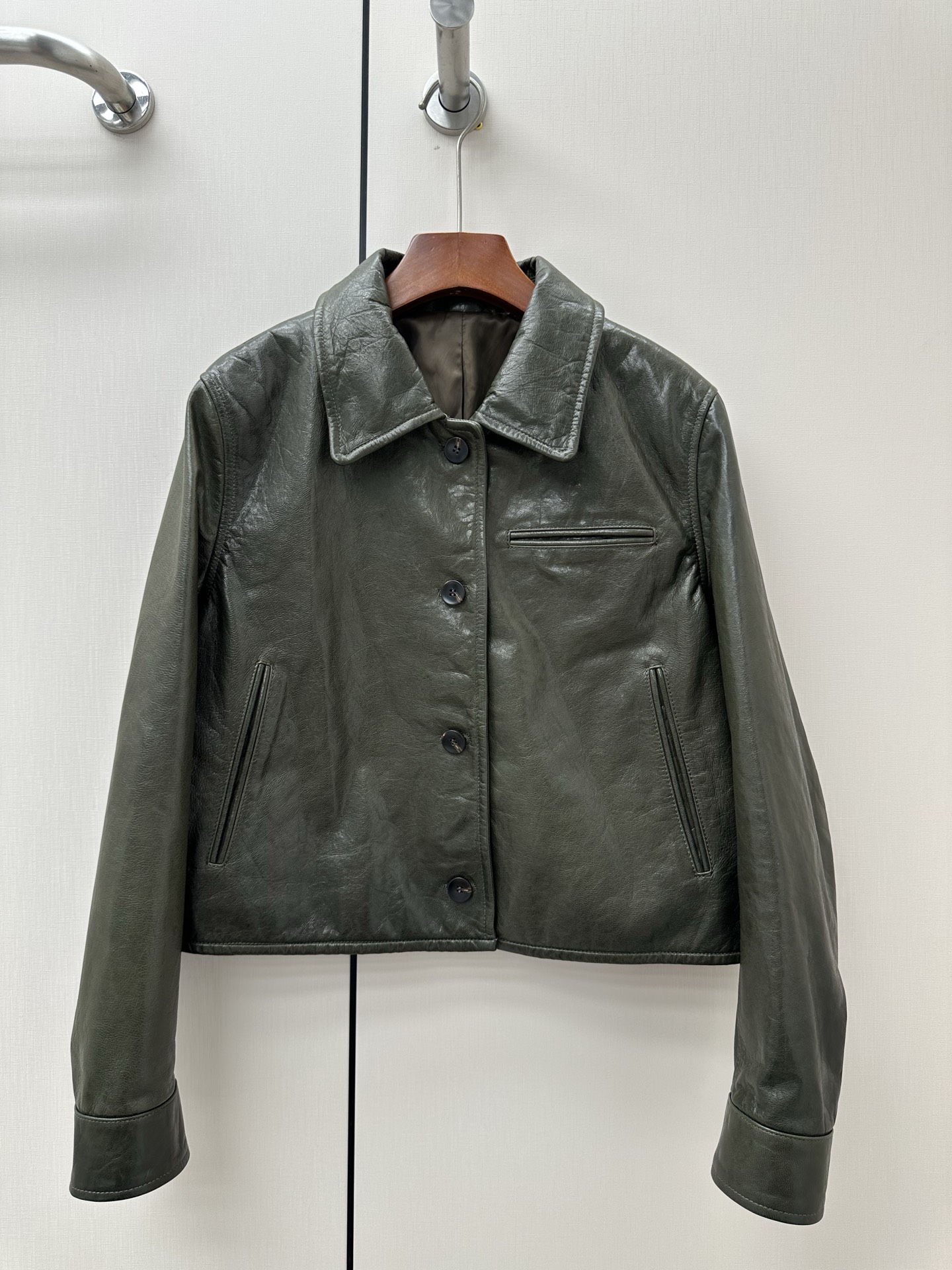 NO:945973,Introduction to Londonflat｜2026 Spring and Summer New Products This season’s best jackets and suits!  Expanded design The pattern is bold, versatile and fashionable!  Retro feel!  Popular Korean stall style!  The neat tailoring makes the leather jacket no longer monotonous, and the rolled edge design makes it more fashionable!  Stubborn and unruly!  - MATERIAL - Leather imported vegetable tanned leather size S- XL, women's clothing, jackets & coats, leather jacket, business suit,19860909Londonflat 简介｜2026春夏新品 本季度最佳外套西装单品！扩版设计 版型大胆百搭又时髦！复古感！热门韩国档口款 ！利落裁剪的同时让皮衣不再单调 卷边设计更加时髦！倔强又不羁！ - MATERIAL 材质 - 皮面进口植鞣皮 size Ｓ- XL,女装,jackets & coats,leather jacket,business suit,,Women's clothing