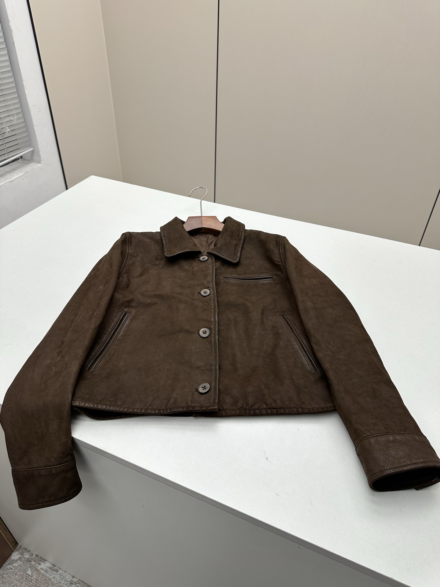 NO:945933,Introduction to Londonflat｜2026 Spring and Summer New Products This season’s best jackets and suits!  Expanded design The pattern is bold, versatile and fashionable!  Young niche!  Popular Korean stall style!  The neat tailoring makes the leather jacket no longer monotonous, and the rolled edge design makes it more fashionable!  Stubborn and unruly!  - MATERIAL - Leather imported vegetable tanned leather size S- XL, women's clothing, jackets & coats, leather jacket, business suit,19860909Londonflat 简介｜2026春夏新品 本季度最佳外套西装单品！扩版设计 版型大胆百搭又时髦！年轻小众！热门韩国档口款 ！利落裁剪的同时让皮衣不再单调 卷边设计更加时髦！倔强又不羁！ - MATERIAL 材质 - 皮面进口植鞣皮 size Ｓ- XL,女装,jackets & coats,leather jacket,business suit,,Women's clothing