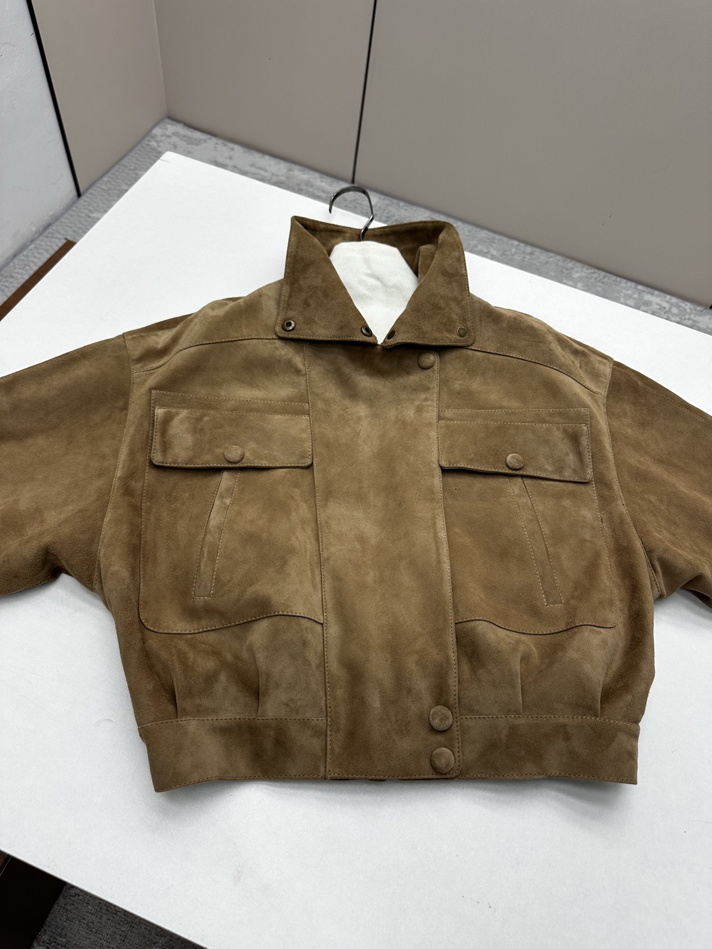 NO:949847,————Saint Laurent ————Imported original suede leather jacket!  New colors at the counter!  2026 Spring New Products Leather Look at the Details!  Stylish and classy!  Multi-color, exquisite workmanship and high-end!  The shape is not picky, fashionable and versatile. Sizes S-XL, saint laurent-clothing, saint laurent, saint laurent, leather jacket,19860909————Saint Laurent 圣罗兰 ———— 进口原版反绒皮衣！ 专柜新色！ 2026春季新品 皮质看细节！时髦且有档次！多色 做工细腻高级！版型不挑人 时髦且百搭 尺码S-XL,圣罗兰-服装,saint laurent,saint laurent,leather jacket,,Women's clothing