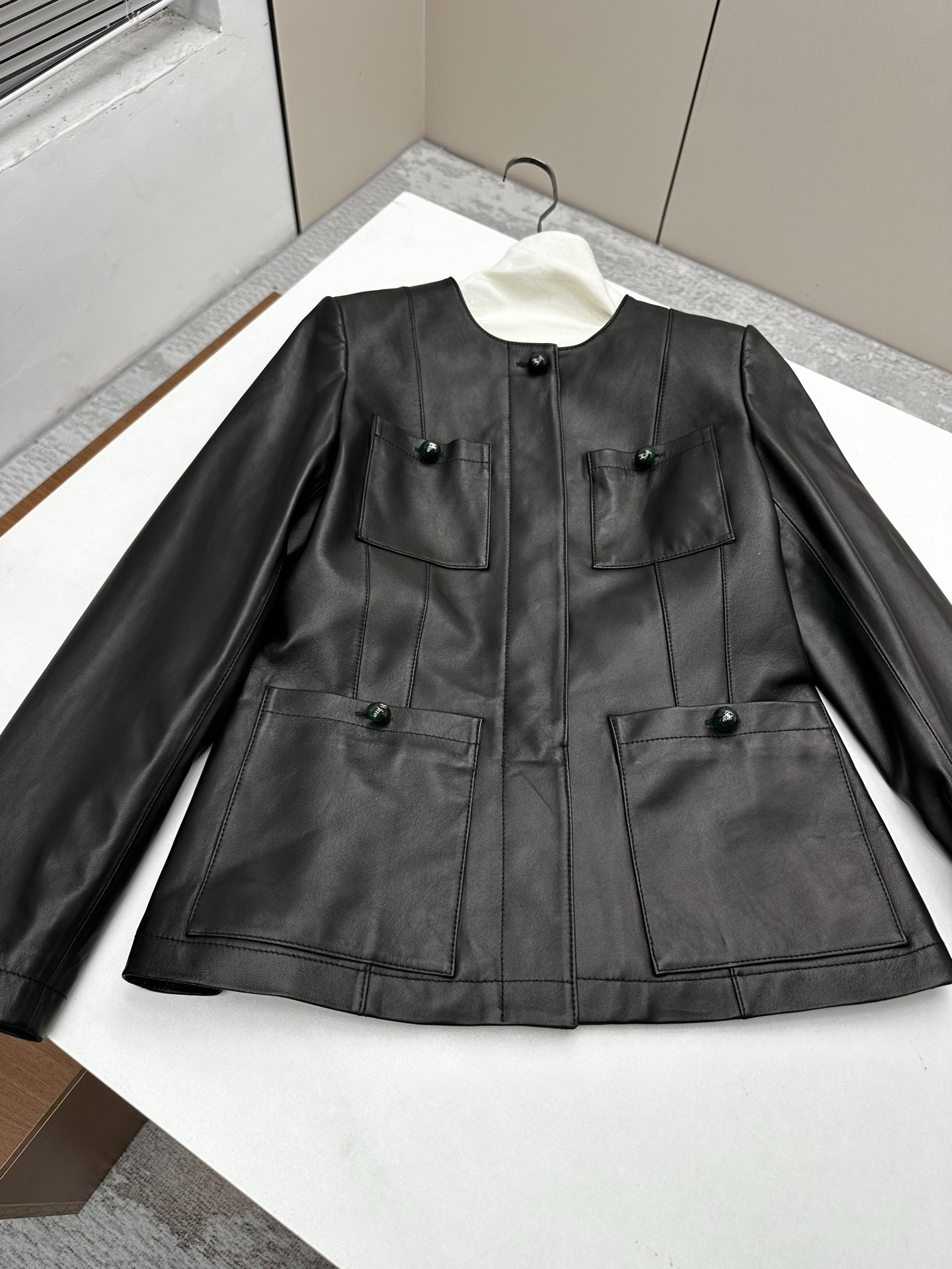 NO:950243,Introduction to Chan*l｜Latest products for autumn and winter 2026 This season’s best heavy-duty haute couture handmade sheepskin jacket!  The classic slimming silhouette is versatile and fashionable!  - MATERIAL Material - leather imported lambskin size S- XL, Chanel-clothing, chanel, chanel, jackets & coats, sheepskin,19860909Chan*l简介｜2026秋冬最新品 本季度最佳重工高定手工坊羊皮外套！经典显瘦版型不挑人百搭又时髦！ - MATERIAL 材质 - 皮面进口小羊皮 size Ｓ- XL,香奈儿-服装,chanel,chanel,jackets & coats,sheepskin,,Women's clothing