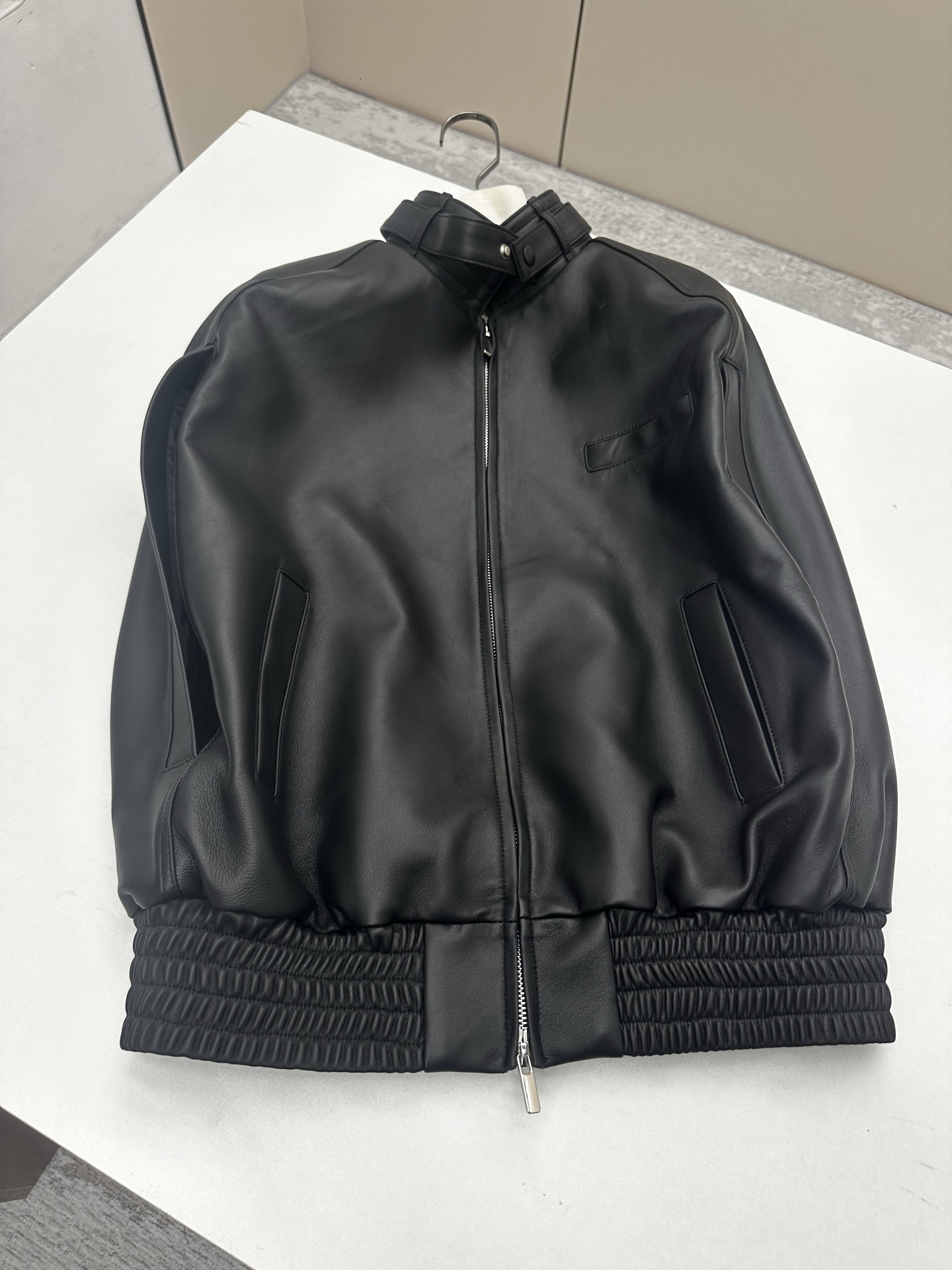NO:950188,————Phoebe philo————- 2026SS early spring new product The best fashionable leather motorcycle vest jacket this season!  Customized leather and hardware accessories, stand-up lapel design, unique style, versatile and fashionable!  Niche designer style!  - MATERIAL Material - leather imported lambskin size S- XL, women's clothing, jackets & coats, sheepskin,19860909——————Phoebe philo————- 2026SS早春新品 本季度最佳时尚真皮机车马甲夹克！定制皮料和五金辅料,立翻领设计,版型独特百搭又时髦！小众设计师款！ - MATERIAL 材质 - 皮面进口小羊皮 size Ｓ- XL,女装,jackets & coats,sheepskin,,Women's clothing