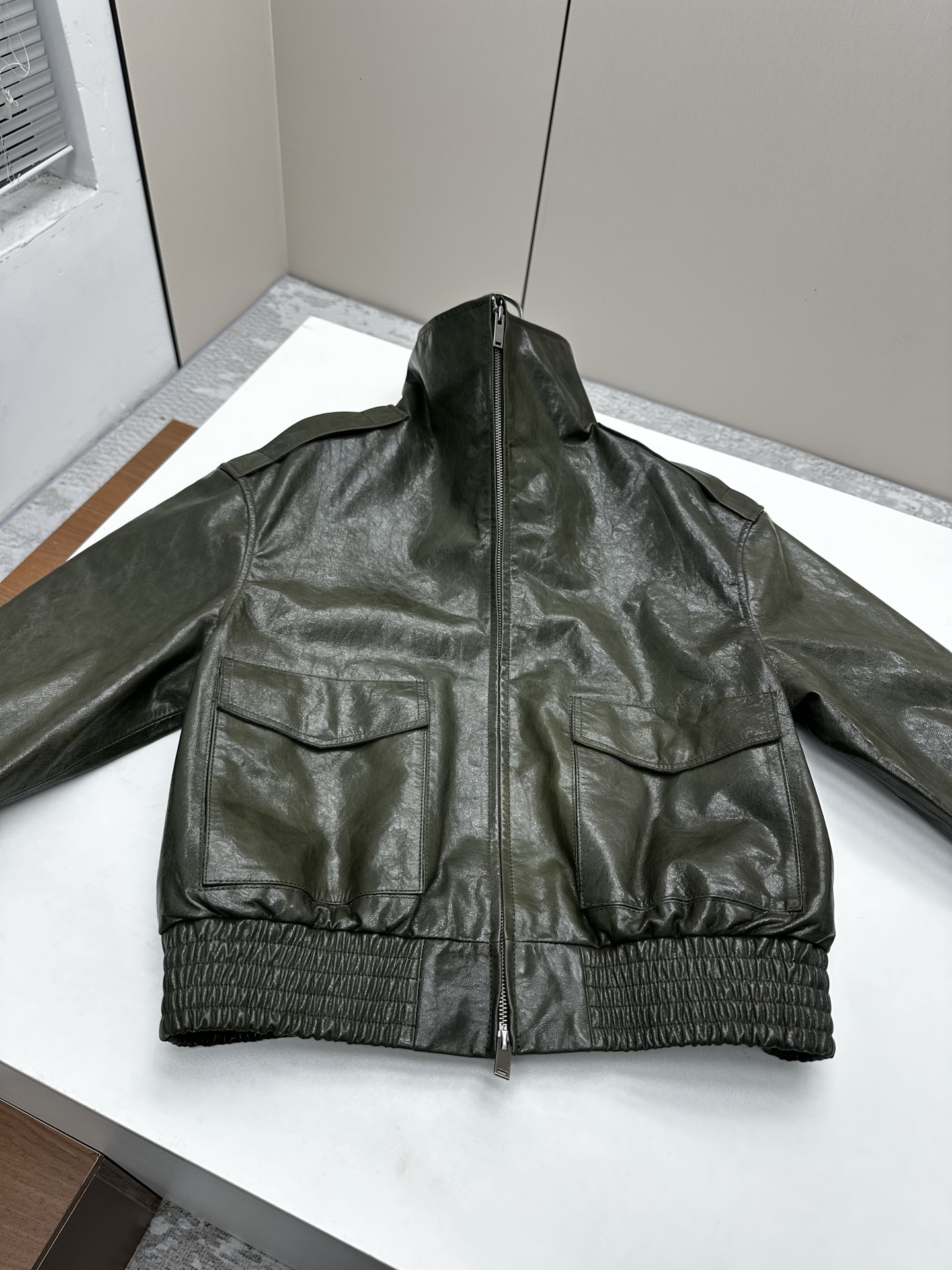 NO:950161,————Phoebe philo————- 2026SS early spring new product The best fashionable leather motorcycle jacket this season!  Customized leather and hardware accessories, large stand-up lapel design, unique style, versatile and fashionable!  Niche yet versatile!  - MATERIAL Material - leather imported lambskin size S- XL, women's clothing, jackets & coats, sheepskin,19860909——————Phoebe philo————- 2026SS早春新品 本季度最佳时尚真皮机车外套！定制皮料和五金辅料,大立翻领设计,版型独特百搭又时髦！小众又百搭！ - MATERIAL 材质 - 皮面进口小羊皮 size Ｓ- XL,女装,jackets & coats,sheepskin,,Women's clothing