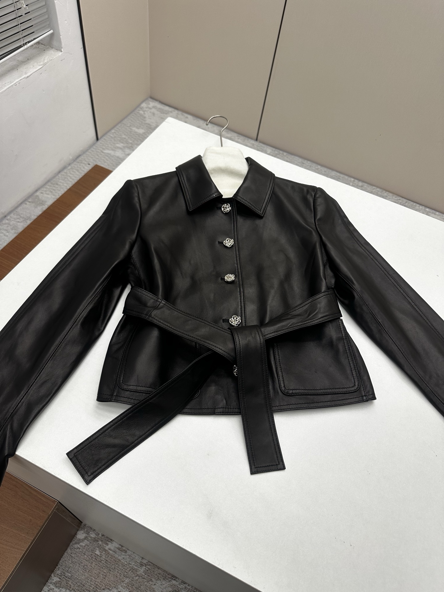 NO:950136,————Chan*l———— 2026 early spring new products The best Chanel jacket items this season!  The belt is decorated with logo design and hardware, and the collar is designed with logo. The shape is easy to match, versatile and fashionable!  - MATERIAL Material - leather imported lambskin size S-XL, Chanel-clothing, chanel, chanel, jackets & coats, sheepskin,19860909—————Chan*l————— 2026早春新品 本季度最佳香奈儿外套单品！腰带运用Logo设计五金装饰,领子运用LOGO设计 版型不挑人百搭又时髦！ - MATERIAL 材质 - 皮面进口小羊皮 size Ｓ-XL,香奈儿-服装,chanel,chanel,jackets & coats,sheepskin,,Women's clothing