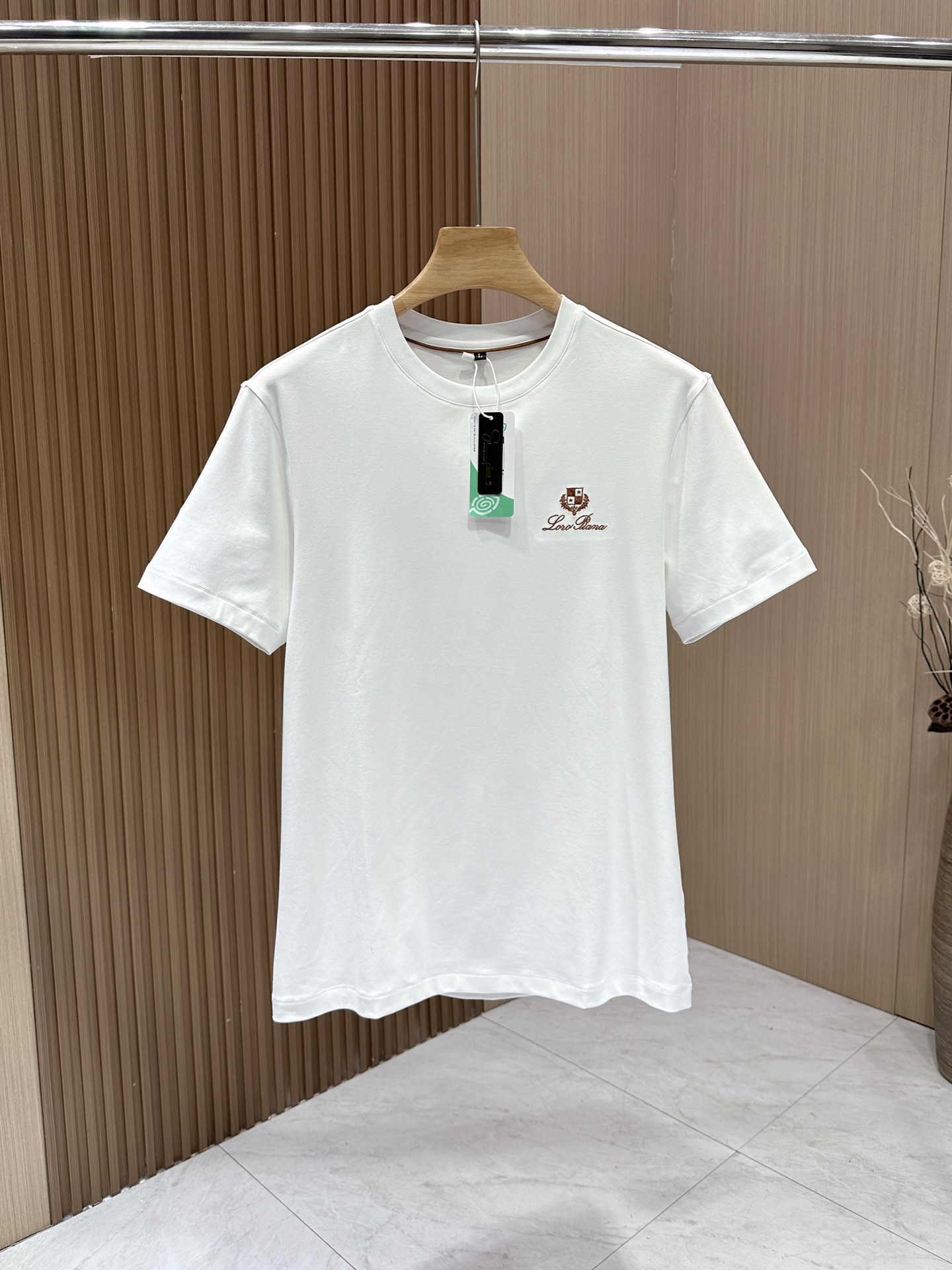 NO:138504,【Loro Piana】NuoU Piana 2025ss Spring and Summer New Product Fashion Round Neck Short Sleeve, High-end Customized and Versatile Style Three-dimensional Embroidery Logo Elements More Practical, Anyone can easily control the fabric. The fabric is fully customized, silky, silky, and craftsmanship luxury embroidery brand elements logo design!  The style and tailoring are slim styles, which are very exquisite, showing aura and highlighting the exquisiteness of business men. This is the unique feature, just right slim fit, and the upper body effect is very good!  Code number M-3XL color black-white, loro piana, T-shirt, alexander wang19860909【Loro Piana】诺U翩雅 2025ss春夏新品时尚圆领短袖,高级定制百搭款式 立体刺绣logo 元素更有实用感 任何人都可以轻松驾驭 面料全订制玉蚕丝般的丝滑 工艺奢华刺绣品牌元素logo设计！版型剪裁属于修身款 非常精致,显气场,又会凸显商务男士的精致,这就是独到之处,恰到好处的修身,上身效果非常棒！ 码数M-3XL 颜色黑色-白色,,loro piana,T-shirt,alexander wang,Men's clothing