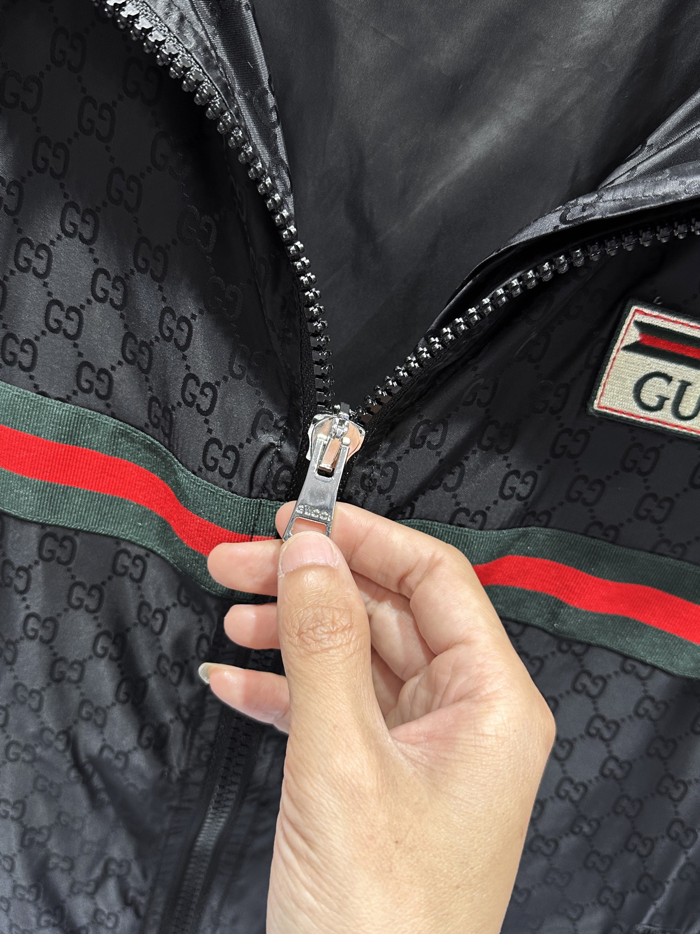 “Review: Gucci Luxury Gravy Jacket with European Coat Design in Black and White” - 图片 5