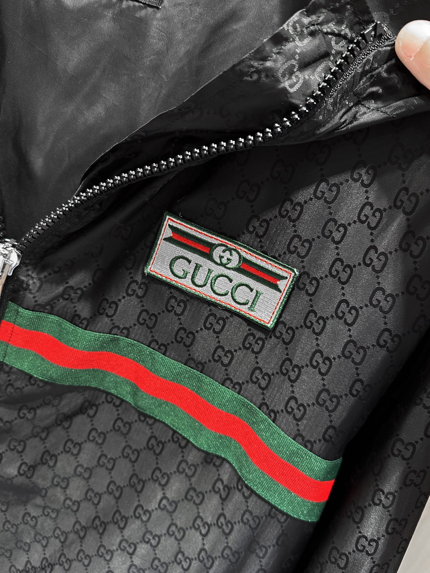 “Review: Gucci Luxury Gravy Jacket with European Coat Design in Black and White” - 图片 4