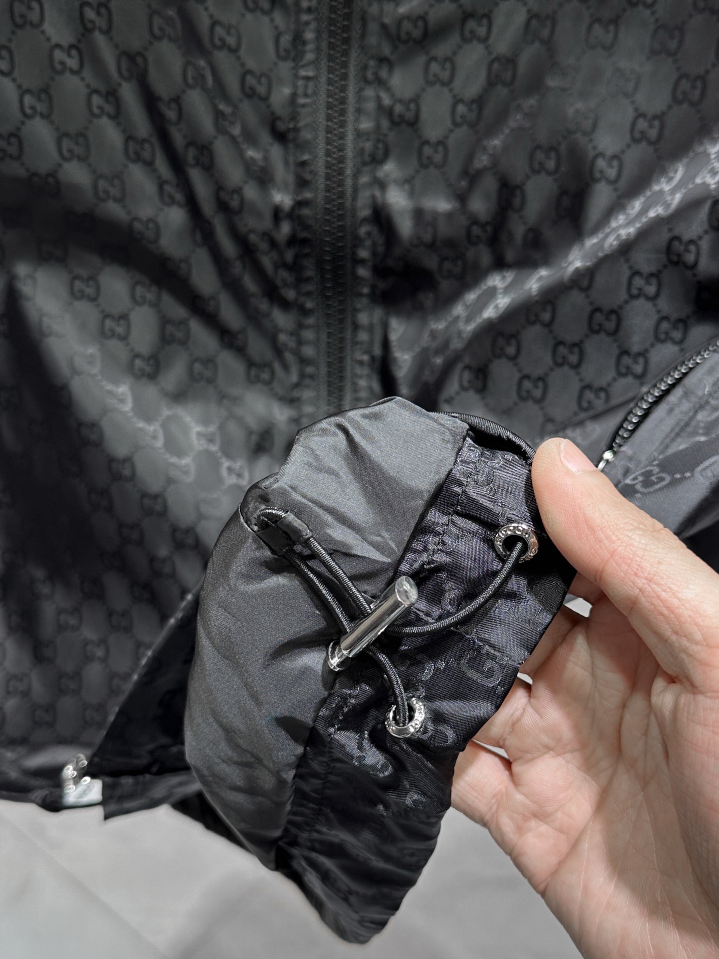 “Review: Gucci Luxury Gravy Jacket with European Coat Design in Black and White” - 图片 9