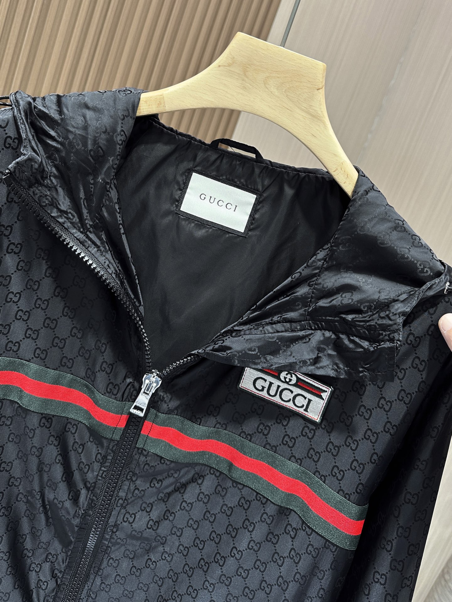 “Review: Gucci Luxury Gravy Jacket with European Coat Design in Black and White” - 图片 3