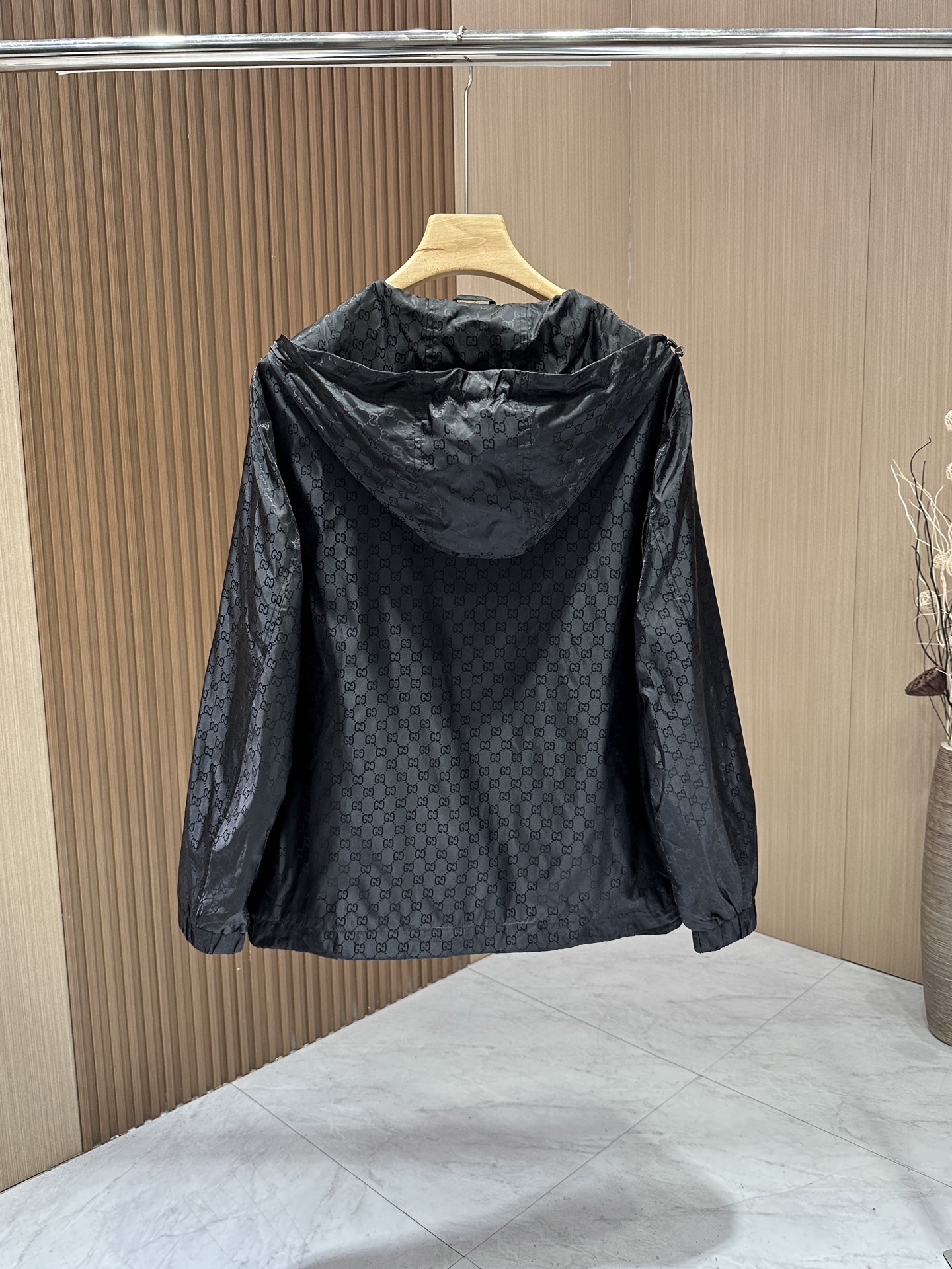“Review: Gucci Luxury Gravy Jacket with European Coat Design in Black and White” - 图片 2