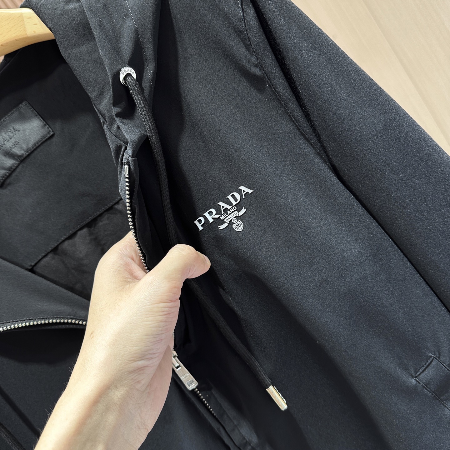   #爆款爆款主推
🆕🆕🆕普拉达 PRADA  2025ss新款男士夹克外套，官网同款，提前发售！原单三