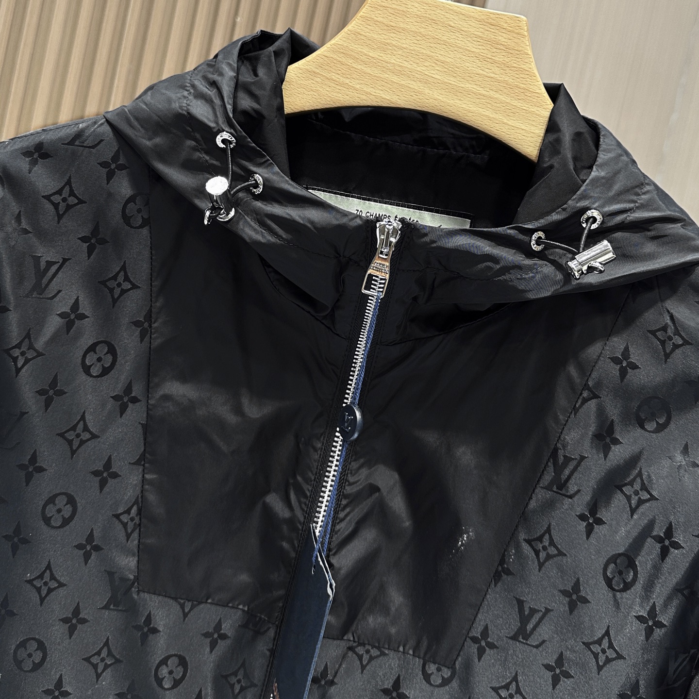 “High-Value Polyester Jacket with Aerobic Design and Classic Logo for Successful Men – Latest Series in Black” - 图片 3