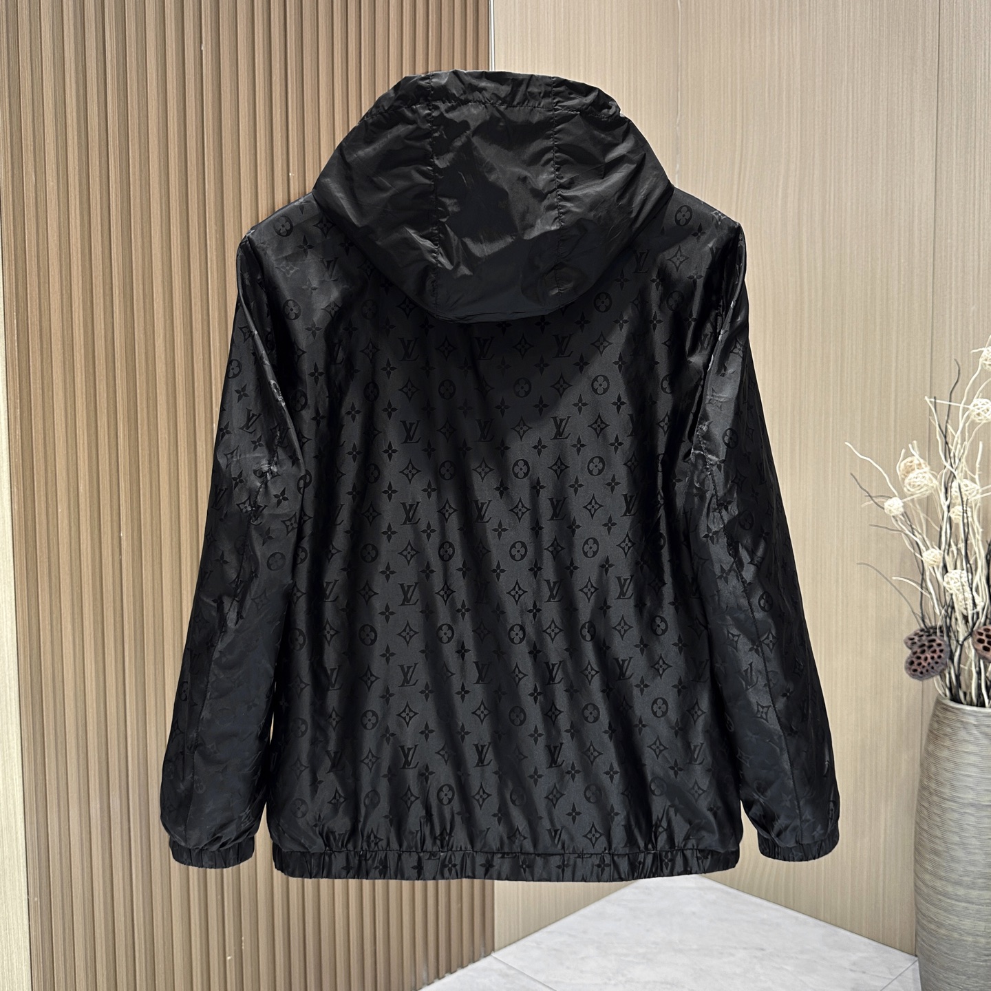 “High-Value Polyester Jacket with Aerobic Design and Classic Logo for Successful Men – Latest Series in Black” - 图片 2