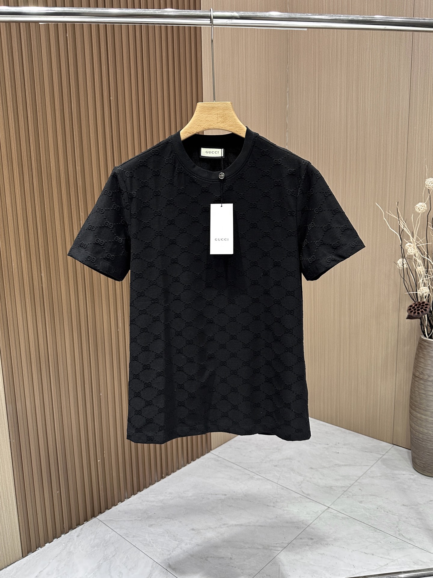 NO:161729,[GUCCI] The latest all-body jacquard round neck in 2025ss spring and summer, selected cotton fabrics, 16-needle dense needle method, clear texture, tight and not easy to deform, soft and soft texture, showing high-end luxury quality; the comfort of close-fitting is absolutely good, and it is more breathable and cooler than ordinary cotton T-shirts, without any heat. The traditional T-flower design is simple and generous, and the double 