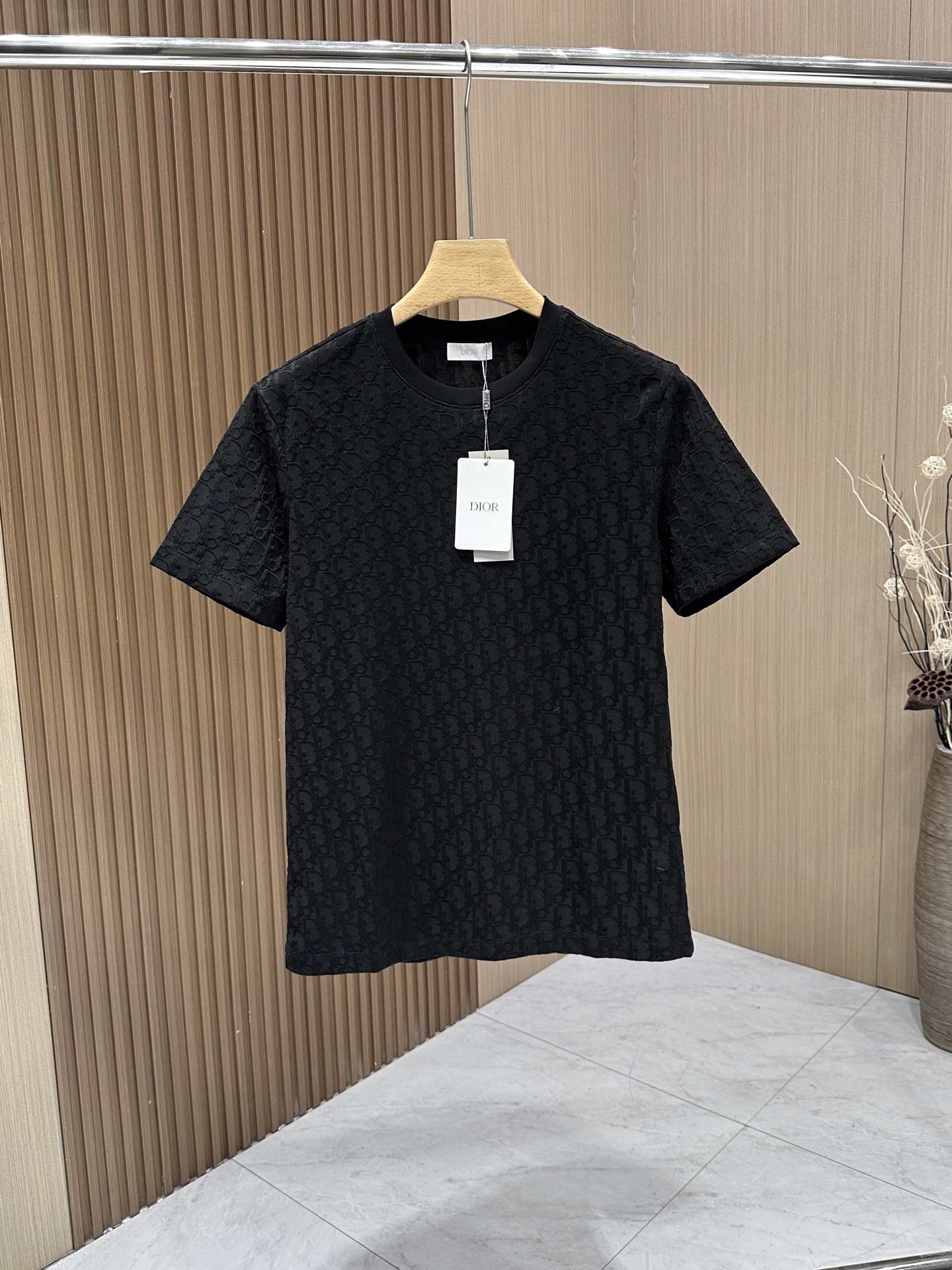 NO:161732,【Dior】Dior 2025 spring and summer new short-sleeved T-flower round neck, exclusively presented!  Oblique printed strip details, super smooth line feel, a T-flower clothes that conform to the aesthetic tone, are simple and elegant, and are decorated with the iconic brand logo. The most basic style is in a minimalist and low-key luxury style. The simpler the item in the fashion industry, the easier it is to show a high-end and fashionable feeling. Customer-supplied all-cotton custom fabrics, which have a soft and comfortable touch, excellent skin-friendly and fashionable styles, and must-have items!  Number of codes: M-3XL Color black-white, dior, dior, T-shirt, alexander wang19860909【Dior】迪奥 2025春夏新品短袖T花圆领,独家呈现！Oblique 印花条形细节,超级流畅线条感极符合美学基调的一款T花衣服,简单大方,通体装饰标志性品牌小徽标,最基础的款式以极简低调的奢华风格,在时尚界越简单的单品,越极易彰显出高级时髦感,客供全棉定制面料,触感柔软舒适,亲肤性极佳,极具减龄时髦款式,必入单品！ 码数:M-3XL 颜色黑色-白色,,dior,dior,T-shirt,alexander wang,Men's clothing