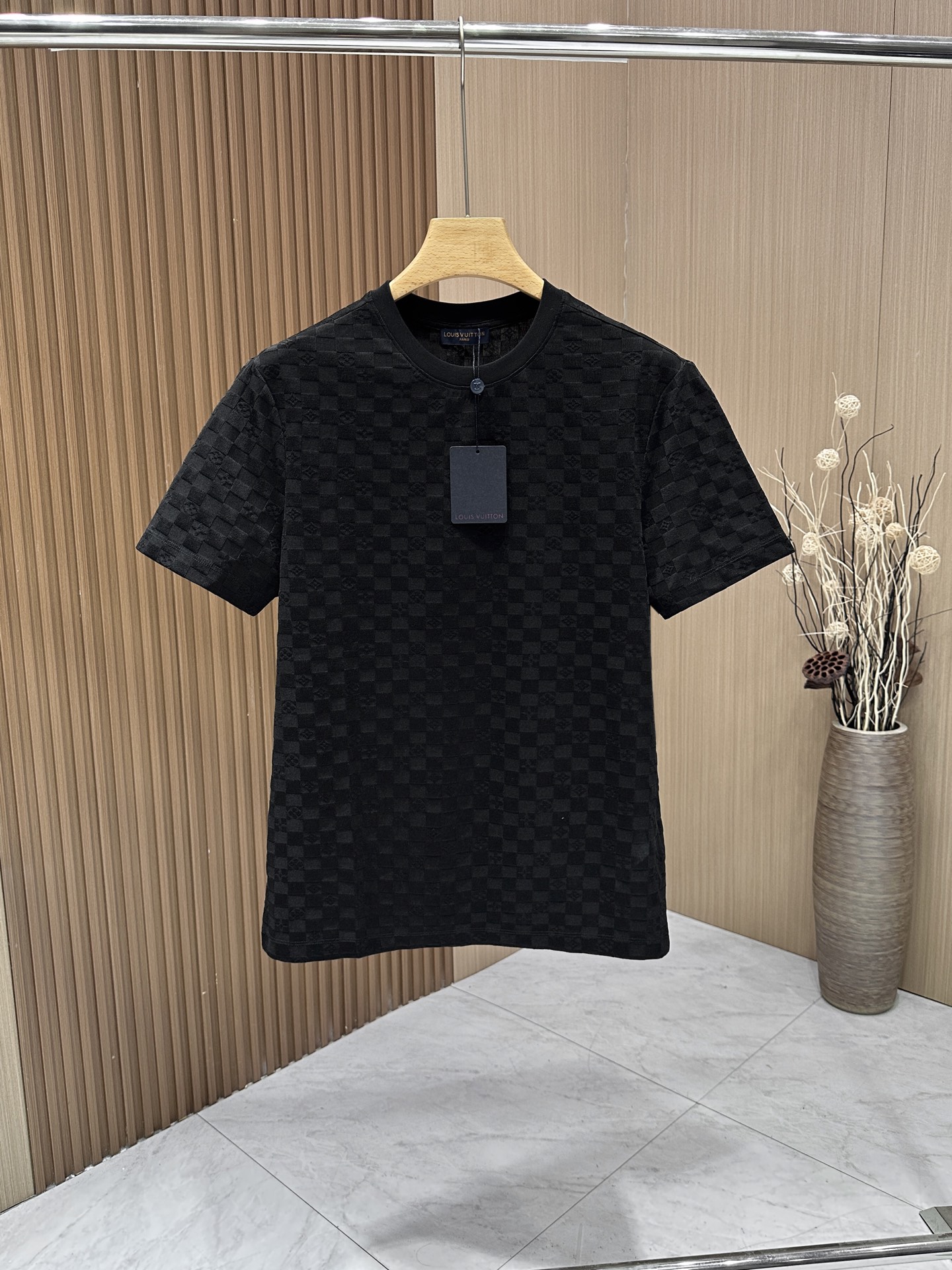 NO:161736,[LV] The latest full-body jacquard round neck in 2025ss spring and summer, with selected cotton fabrics, clear texture, tight and not easy to deform, soft and soft texture, showing high-end luxury quality; the comfort of close-fitting is absolutely good, and it is more breathable and cooler than ordinary cotton T-shirts, full-frame Damier chessboard jacquard, and the whole body is decorated with the small logo of the iconic brand. It uses imported computer jacquard technology, which is extremely exquisite and exquisite, fashionable and beautiful, high-end luxury and full of spirituality, with style and taste, and the temperament of the big brand is fully displayed, demonstrating the charm of a trendy man full of youthful vitality. The details are handled in place, and the grade is extremely high, and the essential item!  Code number M-3XL color black-blue, louis vuitton,tees,t-shirt,alexander wang19860909【LV】2025ss春夏最新通体提花圆领,精选棉质面料,纹理清晰,紧密不易变形,质感软糯,尽显高端奢华品质；贴身穿着的舒适度绝对佳,相对普通棉质T恤更为透气凉爽,全幅Damier棋盘格提花,通体装饰标志性品牌小徽标,采用进口电脑机提花工艺,极为精致考究,时尚而又极具美感,高端奢华而又充满灵性,上身有格调有品位,大牌气质展露无遗,彰显充满青春活力的新潮型男魅力.细节处理非常到位,档次极高,必备单品！ 码数M-3XL 颜色黑色-蓝色,,louis vuitton,tees，t-shirt,alexander wang,Men's clothing