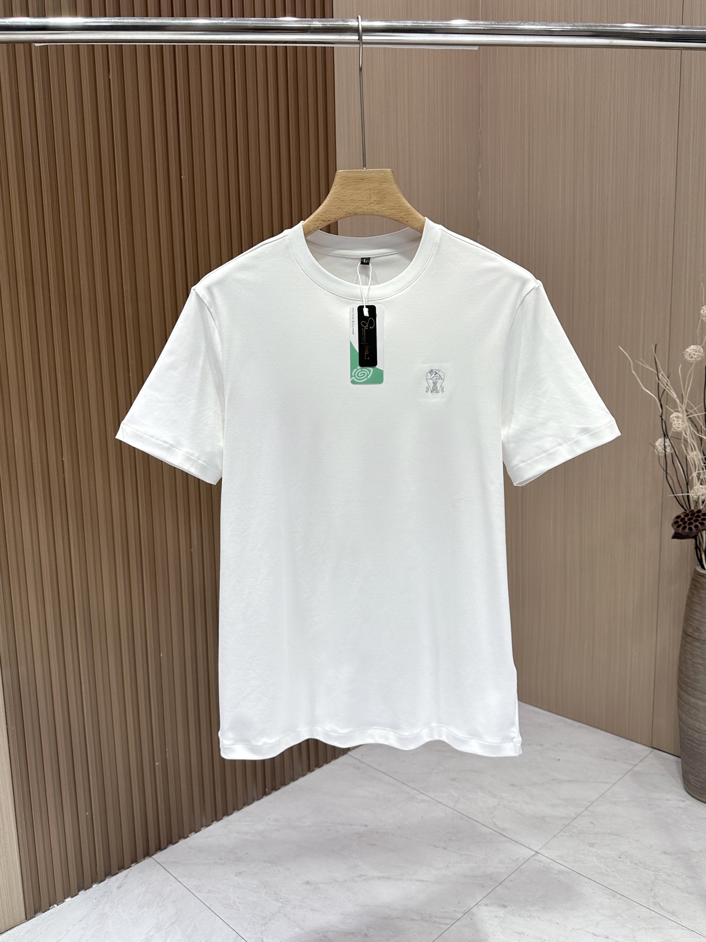 NO:138519,[BC] 2025ss Spring and Summer latest round neck T-shirt series, selected mulberry silk fabrics, with clear texture, tight and not easy to deform, soft and soft texture, showing high-end luxury quality; the comfort of close-fitting is absolutely good, and it is more breathable and cooler than ordinary cotton T-shirts, simple and generous, decorating the small logo of the iconic brand, extremely exquisite and exquisite, fashionable and beautiful, high-end luxury and full of spirituality, with style and taste, and the temperament of the big brand is fully displayed, demonstrating the charm of a trendy man full of youthful vitality. The details are handled in place, and the grade is extremely high, and the essential item!  Code number M-3XL color black-white, tees, t-shirt, alexander wang19860909【BC】2025ss春夏最新圆领T恤系列,精选桑蚕丝质面料,纹理清晰,紧密不易变形,质感软糯,尽显高端奢华品质；贴身穿着的舒适度绝对佳,相对普通棉质T恤更为透气凉爽,简单大方,装饰标志性品牌小徽标,极为精致考究,时尚而又极具美感,高端奢华而又充满灵性,上身有格调有品位,大牌气质展露无遗,彰显充满青春活力的新潮型男魅力.细节处理非常到位,档次极高,必备单品！ 码数M-3XL 颜色黑色-白色,,tees，t-shirt,alexander wang,Men's clothing