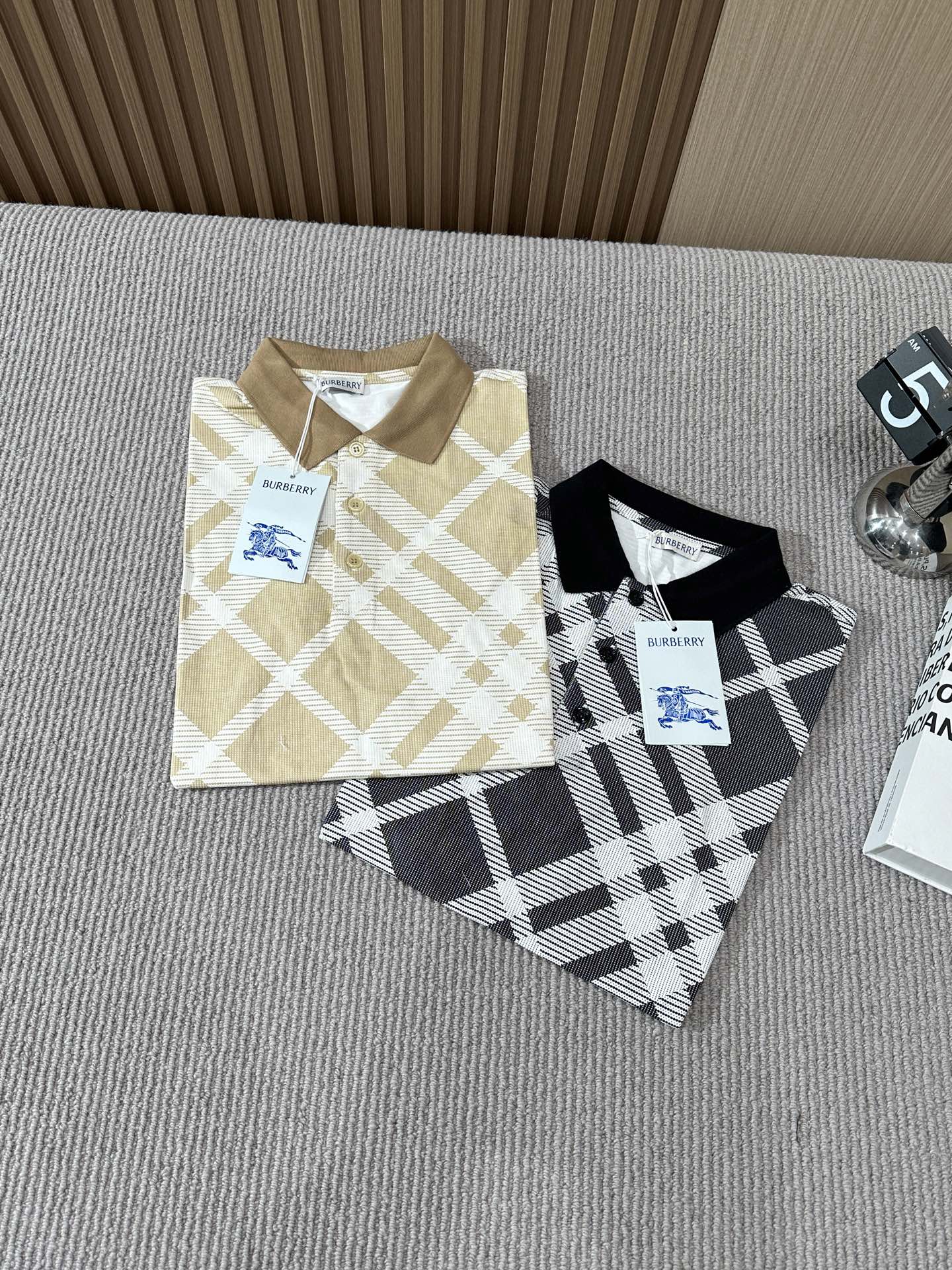 PZQ。【Burberry】巴宝莉 男士经典大格纹翻领短袖，选用棉质面料制成， 纹理清晰，尽显高端奢华品质；贴身穿着的舒适度绝对是普通Ｔ恤无法比拟的，而且比普通棉质T恤更为透气凉爽都不会有热感。搭配全身标志性大格子装饰，配色经典复古，极为精致考究，时尚而又极具美感，高端奢华而又充满灵性，上身有格调有品位，大牌气质展露无遗，细节处理非常到位，档次极高，必备单品！\n码数：S- XXL\n颜色：黑色-卡色