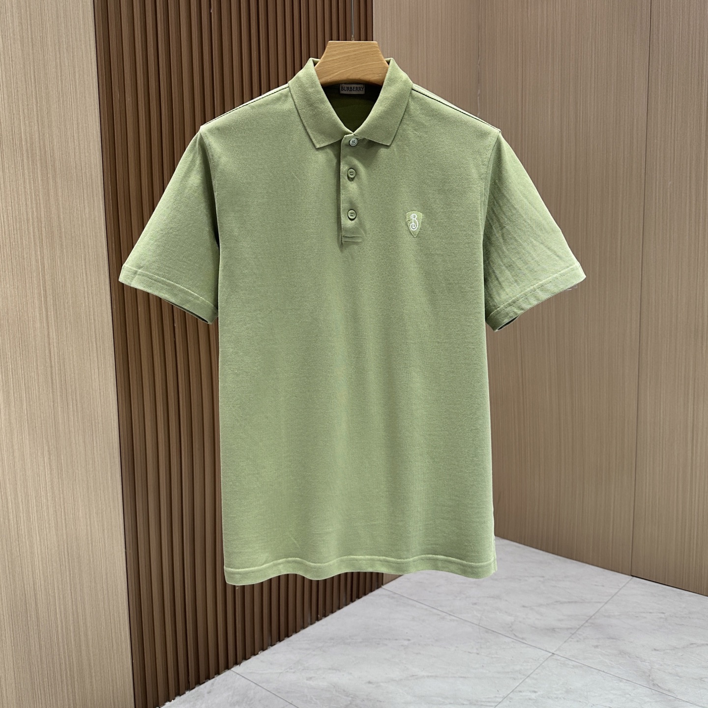 NO:132830,【Burberry】Burberry Spring and summer men's short-sleeved polo shirt is released simultaneously on the official website. The B shield logo element on the chest reveals a low-key luxury and a strong three-dimensional sense. The fabric is made of pure customer-supplied Tiansi hexagonal bead floor cotton. The fabric is naturally soft, crisp, stylish, and more skewed and not easy to pill. It is particularly washable and durable, so it is more smooth and breathable. It is a very simple and intellectual style, and it is more neat and fashionable, adding a leisurely atmosphere for life and leisure. It is very suitable for commuting and daily wear!  S-XXL Color: Black/White/Green08, Burberry, Burberry, T-shirt, alexander wang19860909【Burberry】巴宝莉 春夏男士短袖polo衫,官网同步发售,胸前B盾牌logo元素点缀,透露出一种低调的奢华感,立体感非常强,面料采用纯客供进口天丝六角珠地棉,面料质地自然柔软,挺括有型更有筋骨感不易起球,特别耐洗耐穿,所以更加爽滑透气,很简约的一款,简约知性,同时更利落时髦,增加了生活休闲的气息,无论是通勤还是日常穿都非常适合！ 码数S- XXL 颜色: 黑色/白色/绿色08,,burberry,burberry,T-shirt,alexander wang,Men's clothing