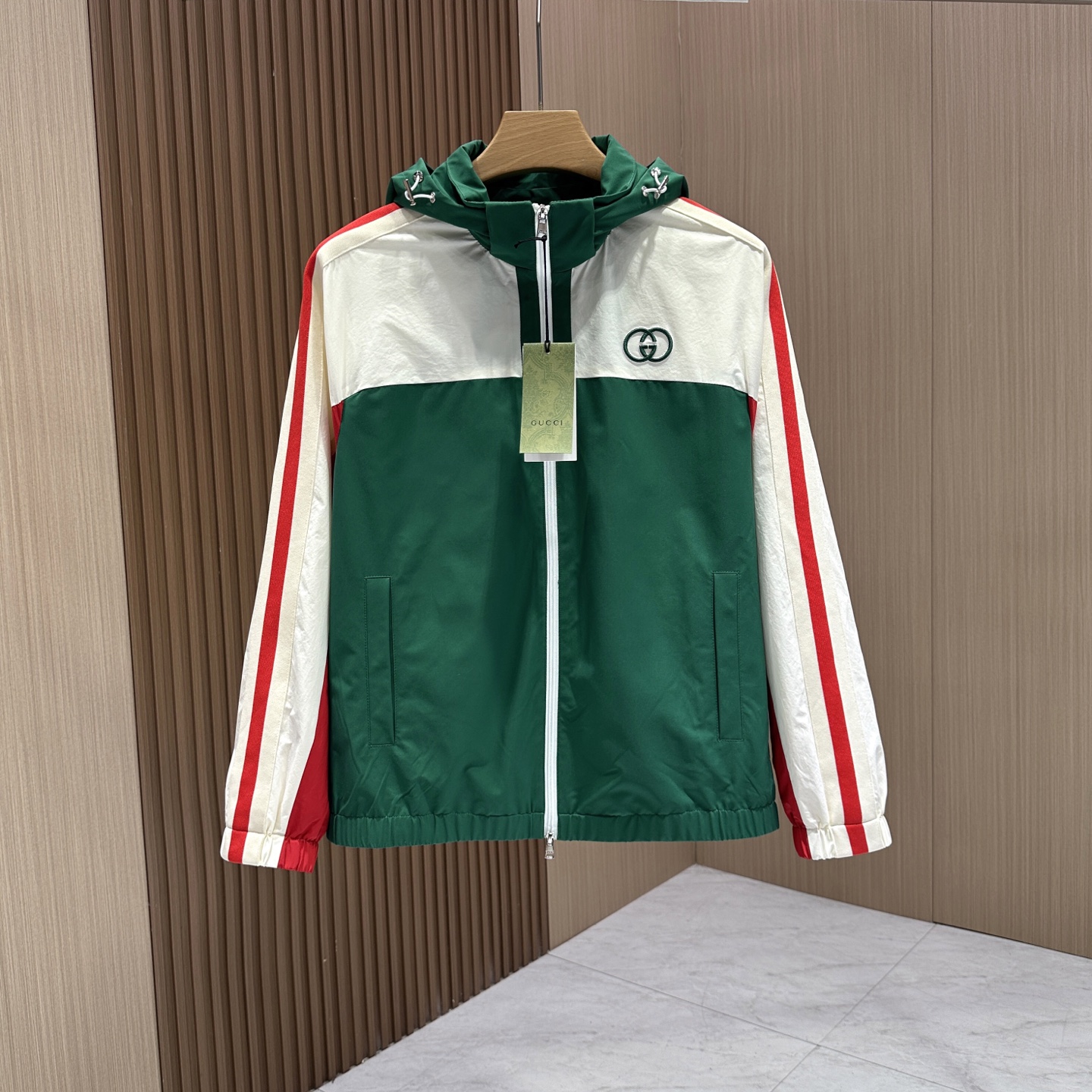 NO:132825,【GUCCI】Guqi, the latest products in spring and summer, #官网, #官网, fashionable casual jacket, hat removable, fabric polyester fiber composition, delicate and soft inner layer, spliced ​​logo webbing design style, style is always light and comfortable, free to move. Fully open the aura, the essential robe in the workplace leads the trend, wears your attitude without fear of challenges, youthful vitality, cost-effective choice, the whole body interprets the Italian-style ability and outdoor functional style, both solemn and harmonious, creating a unique styling item, the overall outline tends to be simple, and the detailed treatment is quite individual and elegant, enriching the overall vision. The wardrobe is excellent for business and leisure, and has a high attendance rate!  It is hard to find!  Code number M-3XL color green-blue 08, gucci, jackets & coats, jackets & coats, hats, alexander wang19860909【GUCCI】古奇 春夏最新品,#官网同步发售,时尚休闲夹克外套,帽子可拆卸款,面料聚酯纤维成份,内层细腻柔软的,拼接logo织带设计风格,风格永存 轻便舒适,活动自如.气场全开,职场必备战袍引领潮流,穿出你的态度 无惧挑战 青春活力,性价比之选 通体将意式的干练和户外功能性风格极致诠释,亦庄亦谐,塑造出别具一格的造型单品,整体轮廓趋于简约风格,颇为个性且雅痞的细节处理,丰富了整体视觉.衣橱商务休闲绝佳的高出勤率！可遇而不可求！ 码数M-3XL 颜色绿色-蓝色08,,gucci,jackets & coats,jackets & coats,hats,alexander wang,Men's clothing