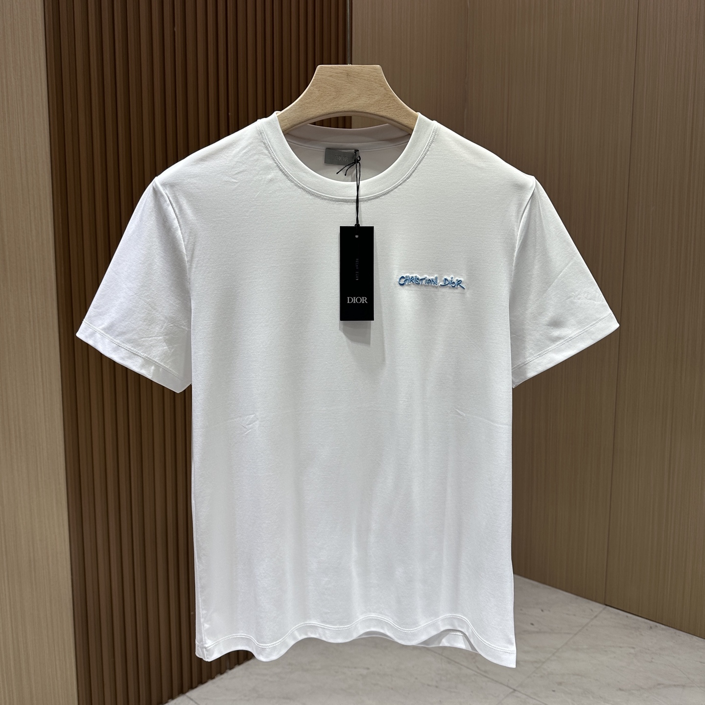 NO:417318,【Dior】Dior Spring and summer new short-sleeved round neck, exclusively presented!  The embroidered logo letters on the chest are simple and generous, and are decorated with the small logo of the iconic brand. The most basic style is in a minimalist and low-key luxury style. The simpler the item in the fashion industry, the easier it is to show the high-end and fashionable feeling. The customer-supplied mercerized cotton fabric has a glossy feeling and looks very textured. It is softer and breathable than ordinary cotton, and has a very comfortable feeling when worn. It has a soft and comfortable touch, excellent skin-friendly and fashionable style, and is a must-have item!  Number of codes: M-3XL Color black-white, dior, dior, T-shirt, alexander wang19860909【Dior】迪奥 春夏新品短袖圆领,独家呈现！胸前刺绣logo字母,简单大方,装饰标志性品牌小徽标,最基础的款式以极简低调的奢华风格,在时尚界越简单的单品,越极易彰显出高级时髦感,客供丝光棉面料,它的光泽感,看起来非常有质感.比普通棉更柔软、透气,穿在身上舒适度极高.触感柔软舒适,亲肤性极佳,极具减龄时髦款式,必入单品！ 码数:M-3XL 颜色黑色-白色,,dior,dior,T-shirt,alexander wang,Men's clothing