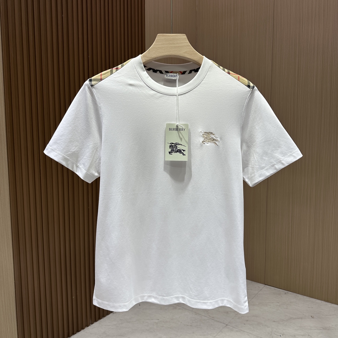 NO:417287,【Burberry】Burberry's new short-sleeved T-shirt in spring and summer, available at the counter at the same time, original single ruthless goods, classic plaid elements on the shoulders, super eye-catching, simple design and horse embellishment patterns, which attract the eye-catching. The logo is made of pattern fabric colors, customized exclusive mercerized cotton fabric tailoring to meet the simple needs of commuters for dressing. The upper body effect is very good, it looks slim and not picky about the figure. The fabric workmanship is impeccable, the upper body feels skin-friendly, good breathable, the good clean version is simple and easy to match, extremely high grade, and a must-have item for everyone!  Code number M-3XL color black-white, burberry, burberry, T-shirt,tees, t-shirt,alexander wang19860909【Burberry】巴宝莉 春夏新款短袖T恤,专柜同步有售,原单狠货,肩膀采用经典格子元素,超级抢眼,简约风的设计战马点缀图案,很吸引眼球 标志logo以版型面料色彩 ,定制专属丝光棉面料剪裁,满足通勤人们对于着装的简约需求,上身效果很好,显瘦,不挑剔身材.面料做工…无可挑剔,上身感 亲肤 透气好,好净版简约易搭配,档次极高,人手必备单品！ 码数M-3XL 颜色黑色-白色,,burberry,burberry,T-shirt,tees，t-shirt,alexander wang,Men's clothing
