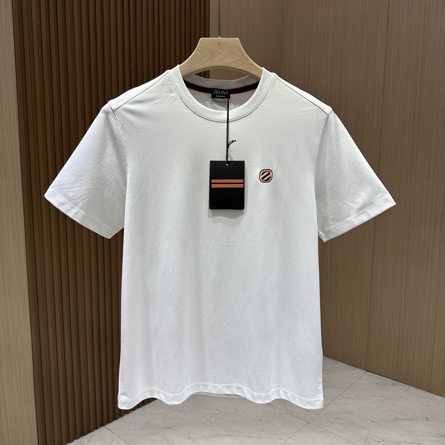 NO:417301,【Zegna】Jenia's new spring and summer fashion round neck T-shirt, high-end custom versatile style, three-dimensional embroidered logo elements, more practical, anyone can easily control the fabric. The fabric is fully customized mercerized cotton fabric, and the silky silk is silky. This fabric has good moisture absorption and breathability. The luxury brand element logo design is extremely eye-catching, unique charm, and shows super high quality. It highlights the brand style and creates fashionable and diverse styles. It is of high grade!  Code number M-3XL color black-white, zegna,tees,t-shirt,alexander wang19860909【Zegna】杰尼亚 春夏新品时尚圆领T恤,高级定制百搭款式 立体刺绣logo 元素,更有实用感 任何人都可以轻松驾驭 面料全订制丝光棉面料,玉蚕丝般的丝滑,这样的面料吸湿性、透气性良好,奢华品牌元素logo设计,极为抢眼,有独特魅力,展现超高的品质.彰显品牌格调,打造时尚多样的造型.档次极高！ 码数M-3XL 颜色黑色-白色,,zegna,tees，t-shirt,alexander wang,Men's clothing
