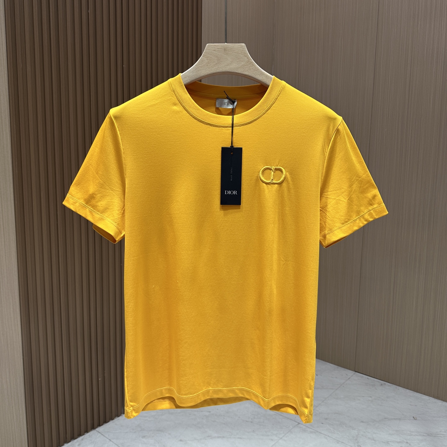 NO:417313,【Dior】Dior Spring and Summer New Round Neck Short-Sleeved T-shirt!  Trading companies have sparse channels and are released on the official website at the same time!  The latest spring and summer series, classic and fashionable embroidered 'CD' pattern, injecting full vitality into the new series. This T-shirt is carefully selected and manufactured by mercerized cotton fabric. The fabric feels skin-friendly and soft and delicate, and the high-end logo design of the clothes!  It has an extremely comfortable and breathable wearing experience. The whole item is eye-catching and fashionable, and has a unique charm. This one uses a big brand design to create a fashionable and trendy style, with exquisite details and excellent quality. It is decorated with an iconic brand logo, highlights the brand style, and creates fashionable and diverse styles. It is of high quality!  Code number M-3XL Color black/white/yellow,dior,dior,T-shirt,tees,t-shirt,alexander wang19860909【Dior】迪奥 春夏新品圆领短袖T恤！贸易公司渠道稀出,同步官网发售 ！春夏最新系列,经典时尚刺绣“CD”图案,为全新系列注入满满活力,这款T恤衫用心甄选客供丝光棉面料制成,面料手感亲肤柔软细腻,衣身高端logo设计！拥有着无比舒适透气性的穿着体验,整件单品极具吸睛度与时尚感,有独特魅力,这款采用大牌的设计打造时尚潮流感,细节处理精致到位,展现超高的品质.身上点缀标志性品牌标识,彰显品牌格调,打造时尚多样的造型.档次极高！ 码数M-3XL 颜色黑色/白色/黄色,,dior,dior,T-shirt,tees，t-shirt,alexander wang,Men's clothing