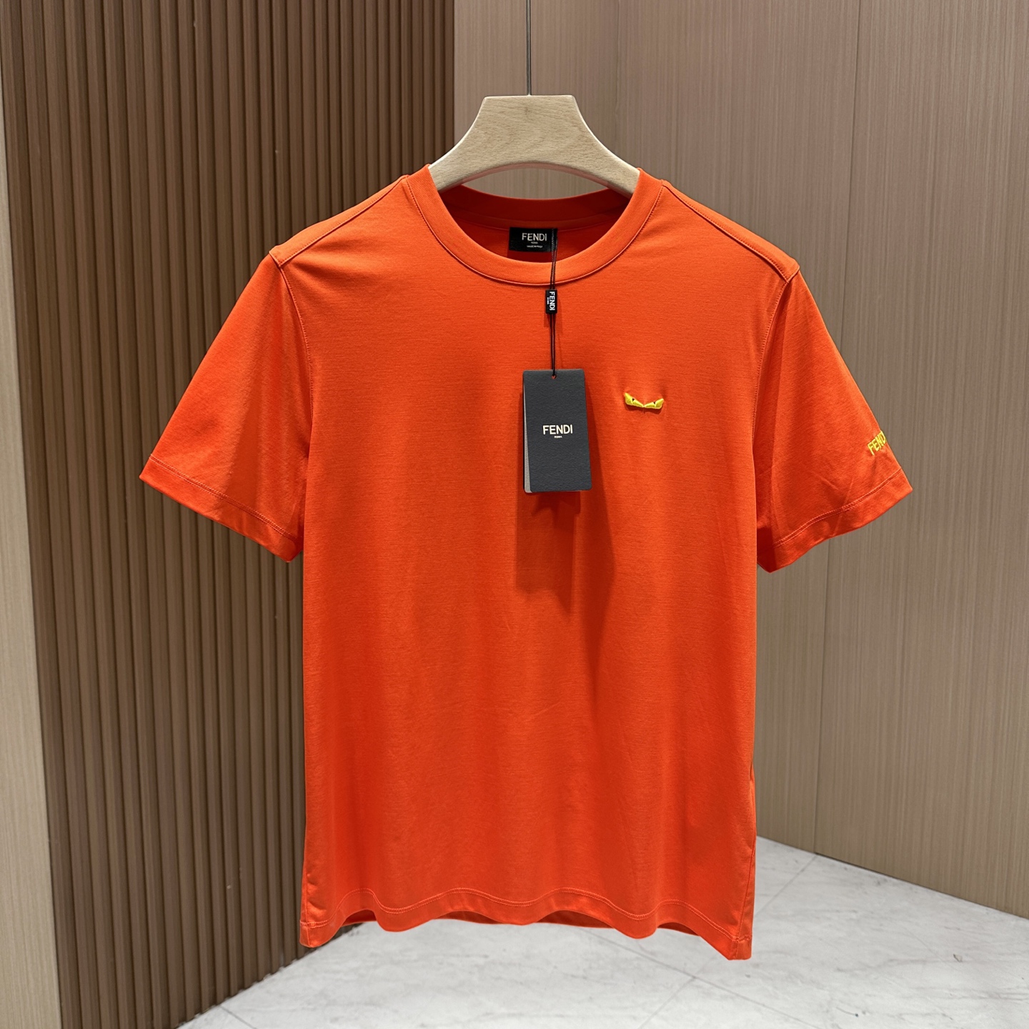 NO:417340,【FENDI】Fendi Spring and summer new products are simple and low-key logo round neck short sleeves, both fashionable and tasteful, versatile and fashionable, every detail exudes endless charm, three-dimensional logo embellishment on the chest, and embroidered brand letters on the cuffs, which are simply the perfect combination of fashion and comfort!  The material of this T-shirt is super comfortable, and it uses high-quality customized fabrics of 80 double mercerized cotton. It is soft in the skin and has excellent breathability. It is like being wrapped in clouds when worn on the body, allowing you to spend easily in the hot summer!  The versatility of this T-shirt cannot be ignored!  Easily create different styles. Whether it is a casual trip or a business gathering, you can become the focus of the audience!  Code number M-3XL Color black-white-orange, fendi, fendi, T-shirt, tees, t-shirt, alexander wang19860909【FENDI】芬迪 春夏新品简洁低调的标志圆领短袖,既时尚又不失品味,百搭时尚必备,每一处细节都散发着无尽的魅力,胸前立体logo点缀,袖口刺绣品牌字母,简直是时尚与舒适兼具的完美结合！这款T恤的材质超级舒适,采用高品质定制面料80支双丝光棉,亲肤柔软,透气性极佳,穿在身上就像被云朵包裹一样,让你在炎炎夏日轻松度过！这款T恤的百搭性也是不容忽视的！轻松打造出不同的风格.无论是休闲出游还是商务聚会,都能让你成为全场焦点！ 码数M-3XL 颜色黑色-白色-橘色,,fendi,fendi,T-shirt,tees，t-shirt,alexander wang,Men's clothing