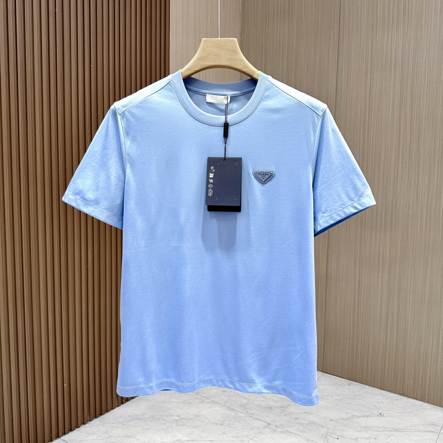 NO:485891,【PRADA】Prada's new round neck short sleeves in spring and summer have always focused on the appearance but also on the connotation and stick to the essence. Prada's creative and innovative products make the brand stand on its own. This basic T-shirt adheres to the brand's simplicity and magnificence concept, and has become an attitude, a kind of unremitting pursuit of releasing basic items and renewing the connotation of the design!! The classic enamel triangle logo perfectly demonstrates your luxurious identity symbol. The red rubber strip logo on the back hem is embellished with very high recognition and it looks extraordinary and high-end, atmospheric, simple, basic, durable, but unique. It uses 80 double-strand mercerized cotton fabric, with a silk-like soft and shiny feeling, smooth and delicate touch!  The upper body is as smooth as a baby's skin!  Stronger and more wear-resistant!  Breathability and comfort are excellent, and it truly achieves a high-end texture consistent with the counter!  And the gentlemanly feeling is cool, handsome and elegant as soon as you are on the upper body. M-3XL color black/blue/white/orange/yellow, prada, prada, T-shirt,tees, t-shirt,alexander wang19860909【PRADA】普拉达 春夏新品圆领短袖,一直不仅注重外表还着重打造内涵,固守本质,普拉达凭借创意创新的产品让品牌自身屹立不倒、这款基础款T恤秉承品牌简约而华美的理念,已然成为一种态度,一种孜孜不倦重释基础单品,焕新设计内涵的不懈追求!!经典的珐琅三角徽标,完美彰显你的奢华身份象征,后下摆红色胶条logo点缀,辨识度极高更显得不凡跟高档,大气,简约,基础,耐看,但又独具风格,采用80支双股丝光棉面料,具有丝绸般的柔软 光泽感,手感爽滑 细腻！上身宛如婴儿肌肤般的顺滑！更结实 更耐磨！透气以及舒适度都是绝佳,真正做到与专柜一致的高端质感！而且一上身就酷酷帅帅还优雅的那种绅士感. 码数M-3XL 颜色黑色/兰色/白色/橘色/黄色,,prada,prada,T-shirt,tees，t-shirt,alexander wang,Men's clothing