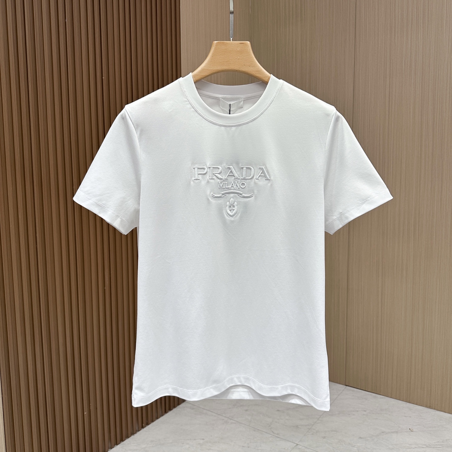 NO:421127,[Prada] Prada This wave of T-shirts is so amazing~ Classic black and white color combination, a fashion symbol that never goes out of date. Embroidered iconic brand letter logos and brand letter elements are cleverly embellished, simple and high-end texture, and the details show a luxurious style. 80 double mercerized fabrics are skin-friendly and breathable, and the style is comfortable and crisp. Whether it is worn alone or layered, you can easily grasp the fashion sense. It perfectly demonstrates its top-notch luxury brand identity symbolic classic men's style, simple, fashionable and elegant, single-wear inner wear is decent, low-key and luxurious and connotation!  Men's wardrobe are indispensable. It is a very low-key design and a must-have, please buy it now!  Code number M-3XL color black/white, prada, prada,tees, t-shirt, alexander wang19860909【Prada】普拉达 这波T恤太绝啦~经典黑白配色,永不过时的时尚符号.刺绣标志性品牌字母徽标、品牌字母元素巧妙点缀,简约中透着高级质感,细节处尽显奢华格调.定制80支双丝光面料,亲肤又透气,版型舒适挺括,无论是单穿还是叠搭,都能轻松拿捏时尚感.完美彰显出它顶级奢华的品牌身份象征经典男款,简约时尚大气不失优雅,单穿内搭体面过人,低调又奢华有内涵！男人的衣柜都少不了基础 很是低调的设计 必备款,亲们赶紧入手！ 码数M-3XL 颜色黑色/白色,,prada,prada,tees，t-shirt,alexander wang,Men's clothing