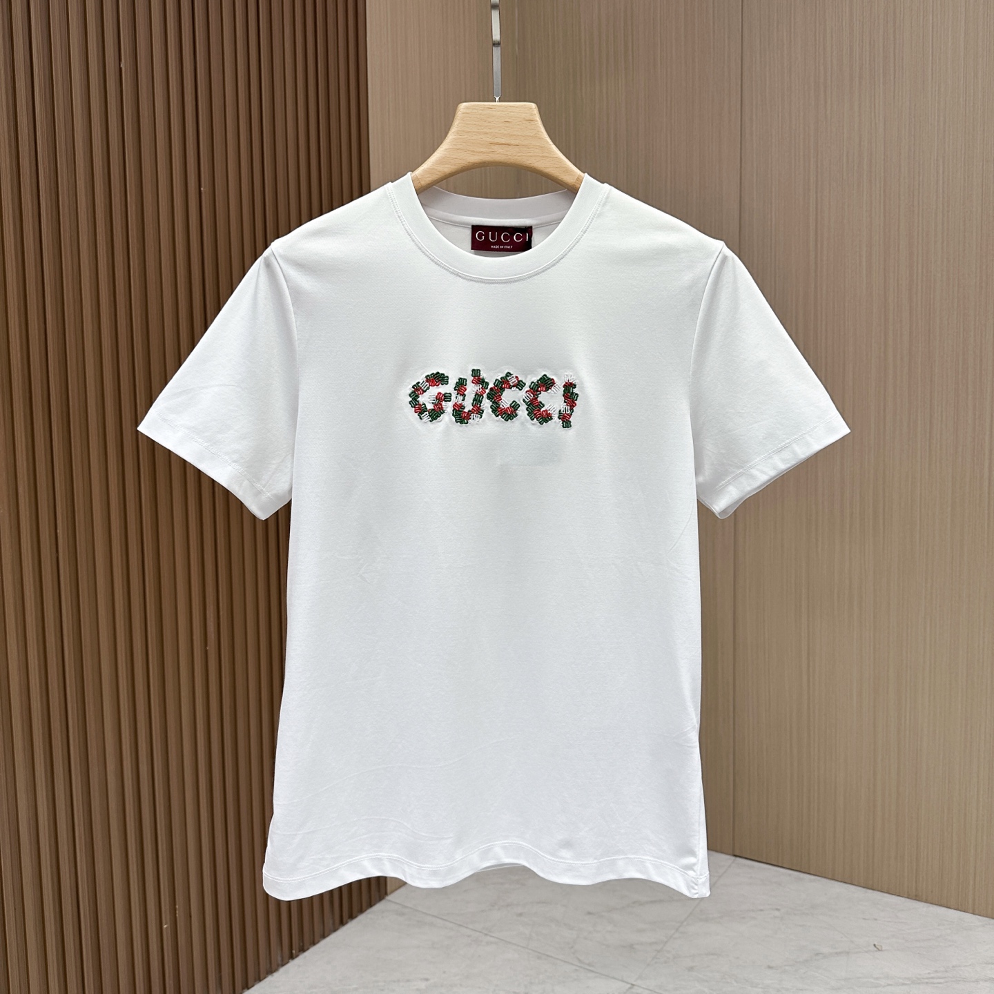 NO:421141,【Gucci】Guci New round neck short-sleeved T-shirt in spring and summer!  Trading companies have sparse channels and are released on the official website at the same time!  The latest spring and summer series, classic and fashionable three-dimensional embroidered letter logo, injecting full vitality into the new series. This T-shirt is carefully selected for customers to use imported double mercerized cotton fabrics. The fabric feels skin-friendly and soft and delicate, and the high-end logo design of the clothes!  It has an extremely comfortable and breathable wearing experience. The whole item is eye-catching and fashionable, extremely eye-catching and unique charm. This one uses a big brand design to create a fashionable and trendy style, with exquisite details and excellent quality. It is decorated with an iconic brand logo, highlights the brand style, and creates fashionable and diverse styles. It is of high quality!  Code number M-3XL color black-white, gucci, T-shirt,tees, t-shirt,alexander wang19860909【Gucci】古奇 春夏新品圆领短袖T恤！贸易公司渠道稀出,同步官网发售 ！春夏最新系列,经典时尚立体刺绣字母logo,为全新系列注入满满活力,这款T恤衫用心甄选客供进口双丝光棉面料制成,面料手感亲肤柔软细腻,衣身高端logo设计！拥有着无比舒适透气性的穿着体验,整件单品极具吸睛度与时尚感,极为抢眼,有独特魅力,这款采用大牌的设计打造时尚潮流感,细节处理精致到位,展现超高的品质.身上点缀标志性品牌标识,彰显品牌格调,打造时尚多样的造型.档次极高！ 码数M-3XL 颜色黑色-白色,,gucci,T-shirt,tees，t-shirt,alexander wang,Men's clothing