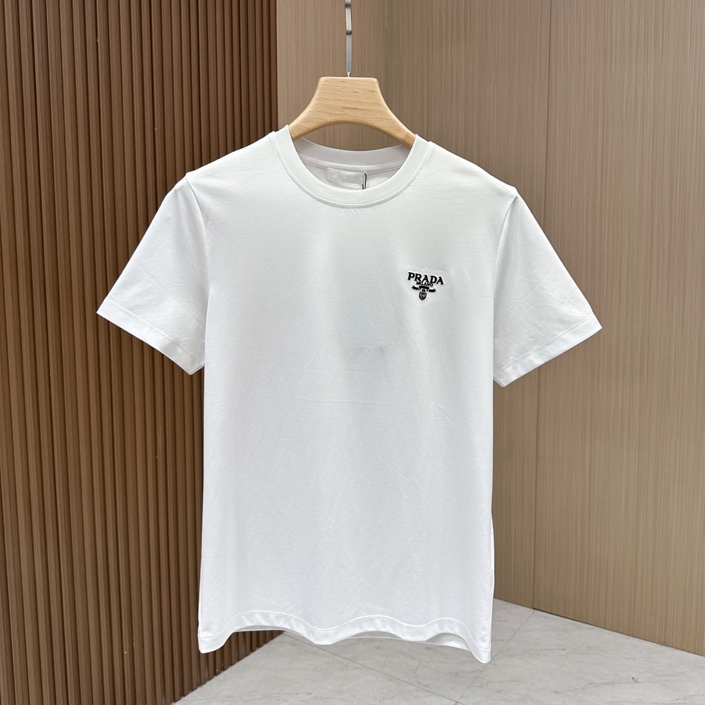 NO:487433,[Prada] Prada This wave of T-shirts is so amazing~ Classic black and white color combination, a fashion symbol that never goes out of date. Embroidered iconic brand letter logos and brand letter elements are cleverly embellished, simple and high-end texture, and the details show a luxurious style. 80 double mercerized fabrics are skin-friendly and breathable, and the style is comfortable and crisp. Whether it is worn alone or layered, you can easily grasp the fashion sense. It perfectly demonstrates its top-notch luxury brand identity symbolic classic men's style, simple, fashionable and elegant, single-wear inner wear is decent, low-key and luxurious and connotation!  Men's wardrobe are indispensable. It is a very low-key design and a must-have, please buy it now!  Code number M-3XL color black/white, prada, prada,tees, t-shirt, alexander wang19860909【Prada】普拉达 这波T恤太绝啦~经典黑白配色,永不过时的时尚符号.刺绣标志性品牌字母徽标、品牌字母元素巧妙点缀,简约中透着高级质感,细节处尽显奢华格调.定制80支双丝光面料,亲肤又透气,版型舒适挺括,无论是单穿还是叠搭,都能轻松拿捏时尚感.完美彰显出它顶级奢华的品牌身份象征经典男款,简约时尚大气不失优雅,单穿内搭体面过人,低调又奢华有内涵！男人的衣柜都少不了基础 很是低调的设计 必备款,亲们赶紧入手！ 码数M-3XL 颜色黑色/白色,,prada,prada,tees，t-shirt,alexander wang,Men's clothing