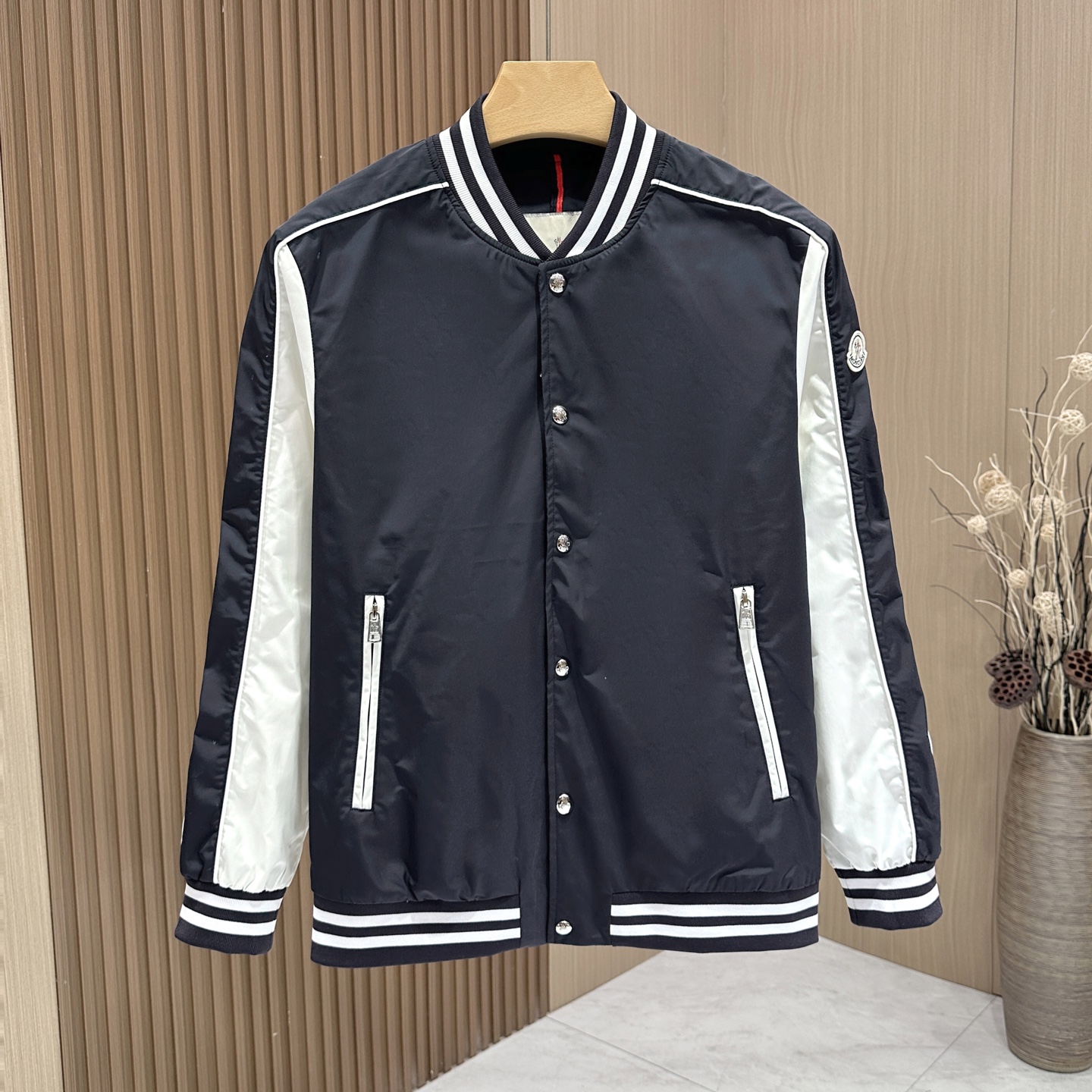 NO:503949,【Moncler】The official website simultaneously releases spring and summer men's stand-alone baseball uniform jacket jackets for men, high-end version!  Customized fabrics for counters, customized imported polyester fabrics, smooth and soft feel, comfortable on the upper body, counter hardware, the latest design elements, let you perfectly combine fashion and trend!  The upper body effect is super handsome!  !  !  The fabric is light and breathable, and the fabric pattern is not greasy and clear. Heavy industry hardware technology highlights the brand's high-end performance!  !  The sleeve logo logo decoration, and the sleeve design make the whole dress look more high-end, fashionable and layered!  The details are impeccable, the brand element design concept reflects high quality. The feel is delicate and soft!  Presenting casual cut, the upper body style is excellent! (Couple model, same style for men and women) Size M-3XL Color blue-khaki, Moncler, jackets & coats, jackets & coats, alexander wang19860909【Moncler】蒙口 官网同步发售春夏男士立领棒球服夹克外套,高端版本！专柜定制面料,定制进口聚酯纤维面料,手感爽滑柔软,上身舒适,专柜五金,最新设计元素,让您时尚与潮流完美结合！上身效果超级帅气 ！！！面料质感轻薄透气,贴身穿着不腻清晰的面料纹路,重工五金工艺,彰显品牌的高端性能！！袖子logo徽标装饰,袖子设计让整件衣服更显高端时尚有层次感！细节无可挑剔,品牌元素设计理念,体现高品质.手感细腻柔软！呈现休闲裁剪,上身版型超赞!（情侣款 男女同款） 码数M-3XL 颜色兰色-卡其色,,Moncler,jackets & coats,jackets & coats,alexander wang,Men's clothing