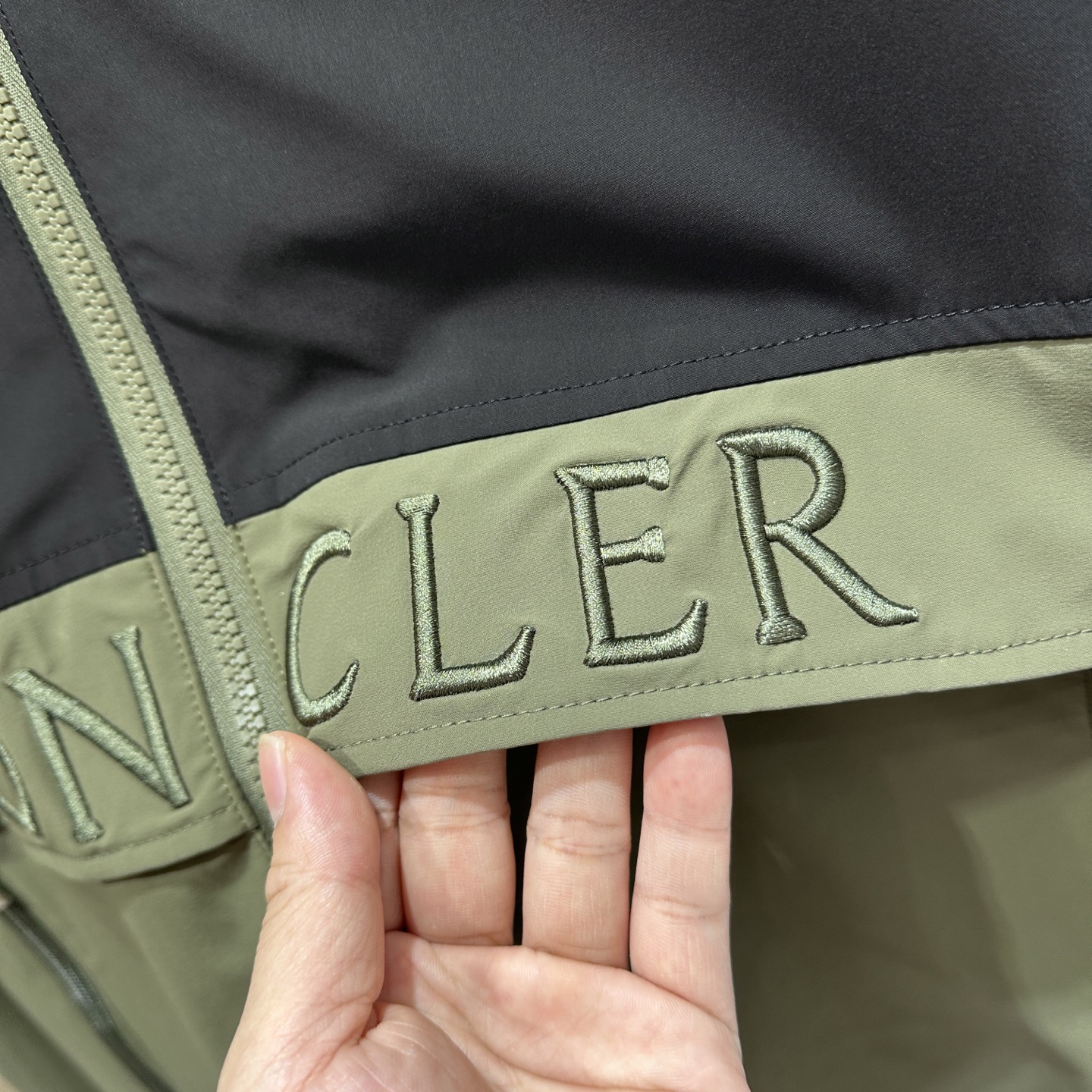 “Moncler High-End Custom Jacket in Imported Polyester Fabric with State-of-the-Art Design Elements” - 图片 6