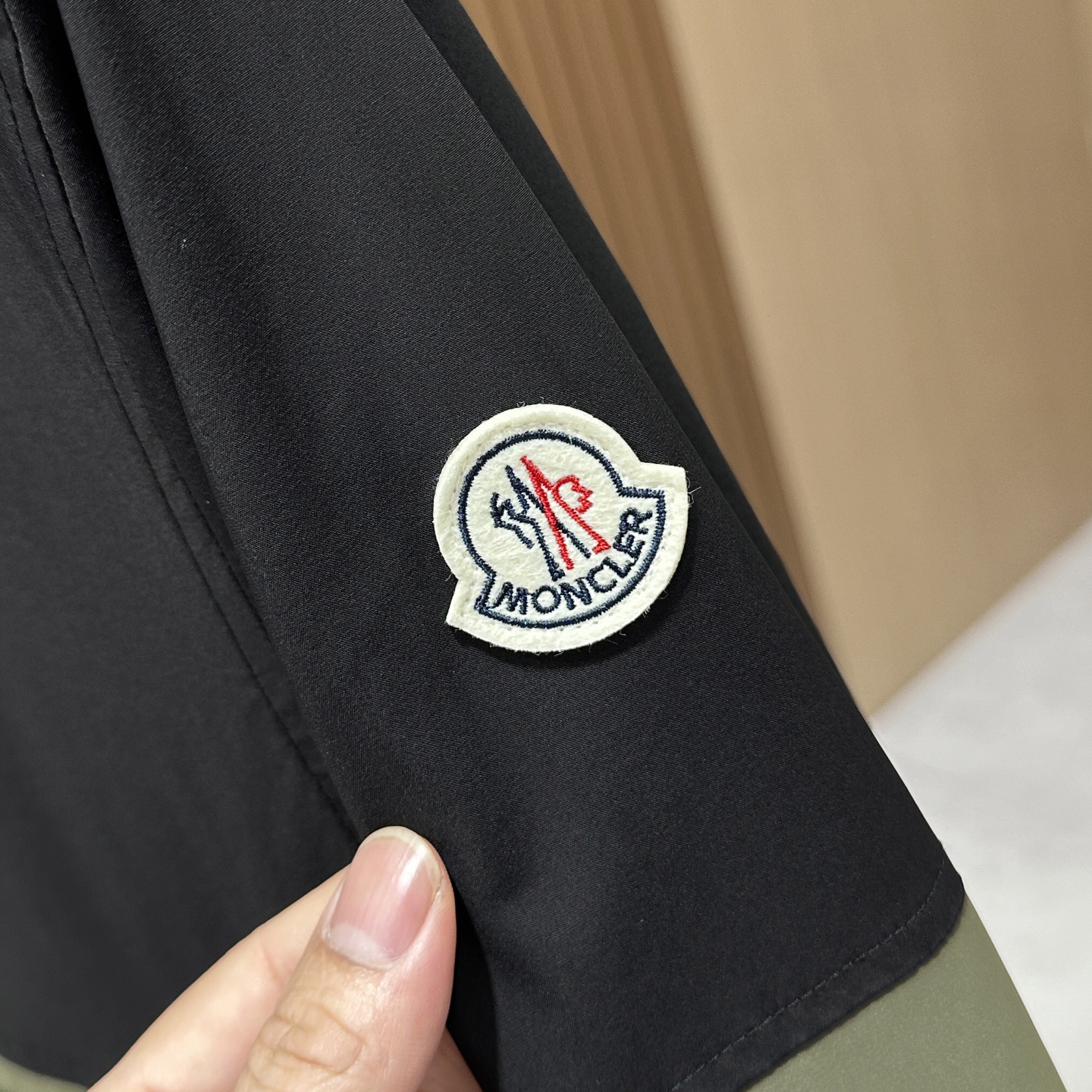 “Moncler High-End Custom Jacket in Imported Polyester Fabric with State-of-the-Art Design Elements” - 图片 7