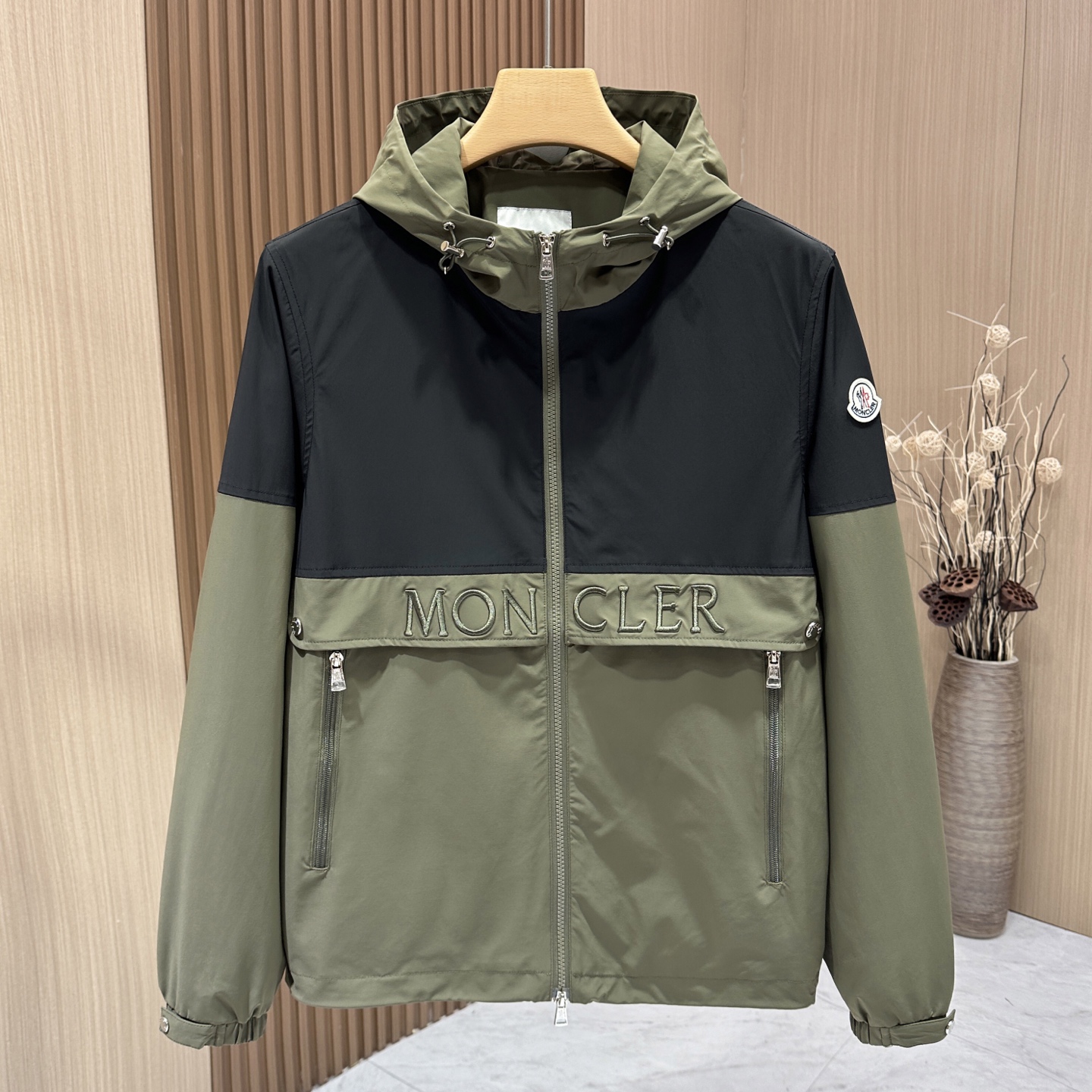 “Moncler High-End Custom Jacket in Imported Polyester Fabric with State-of-the-Art Design Elements” - 图片 1