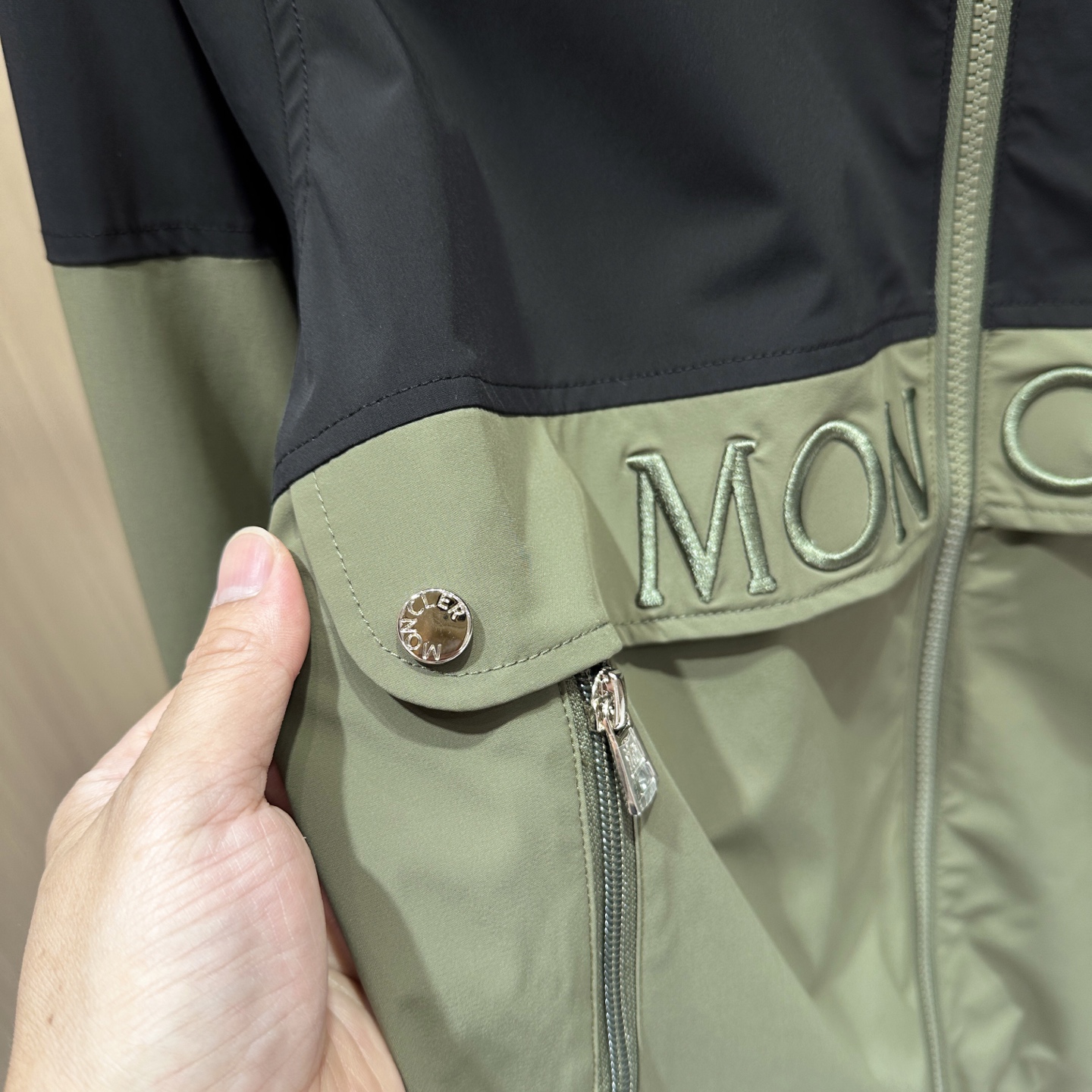 “Moncler High-End Custom Jacket in Imported Polyester Fabric with State-of-the-Art Design Elements” - 图片 5