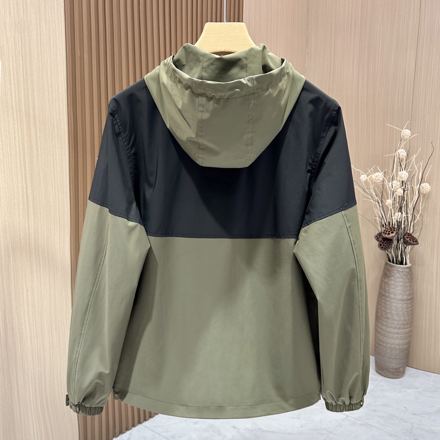 “Moncler High-End Custom Jacket in Imported Polyester Fabric with State-of-the-Art Design Elements” - 图片 2