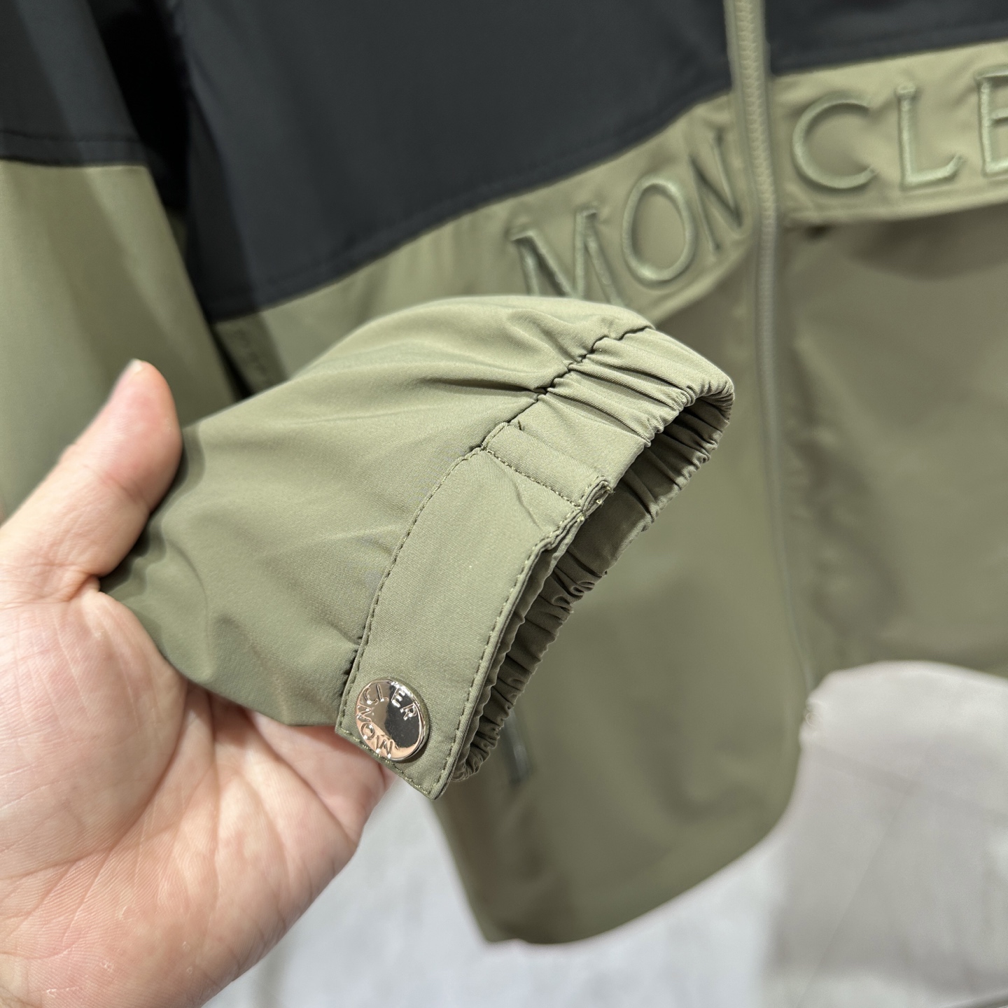 “Moncler High-End Custom Jacket in Imported Polyester Fabric with State-of-the-Art Design Elements” - 图片 8