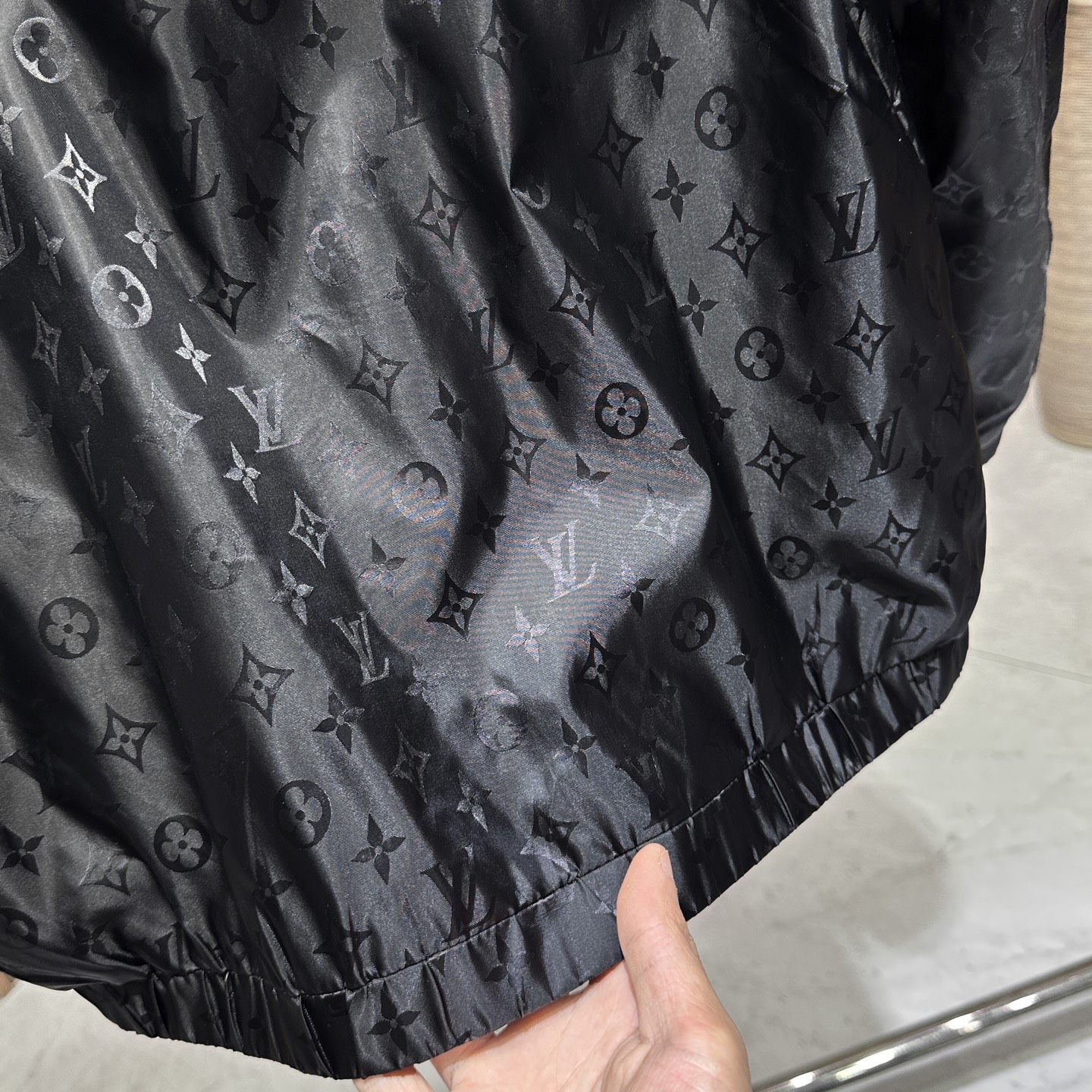 “High-Value Polyester Jacket with Aerobic Design and Classic Logo for Successful Men – Latest Series in Black” - 图片 9