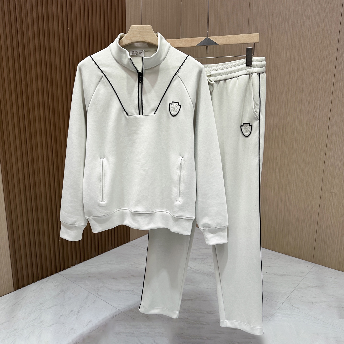 “Fall/Winter Luxury Fashion: Brunello Cucinelli’s Low-Key Elegance with High-Quality Fabrics and Classic Designs” - 图片 1