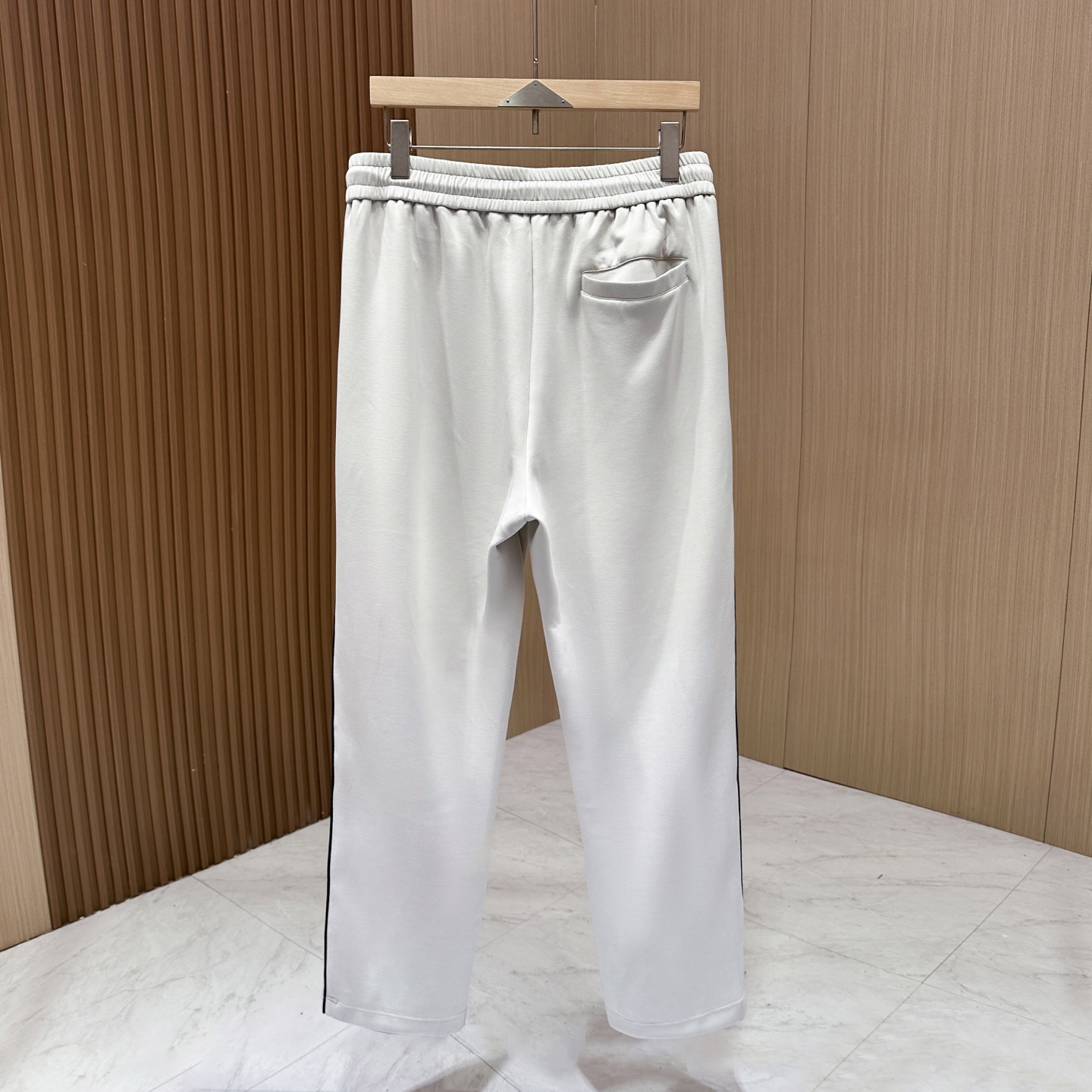 “Fall/Winter Luxury Fashion: Brunello Cucinelli’s Low-Key Elegance with High-Quality Fabrics and Classic Designs” - 图片 3