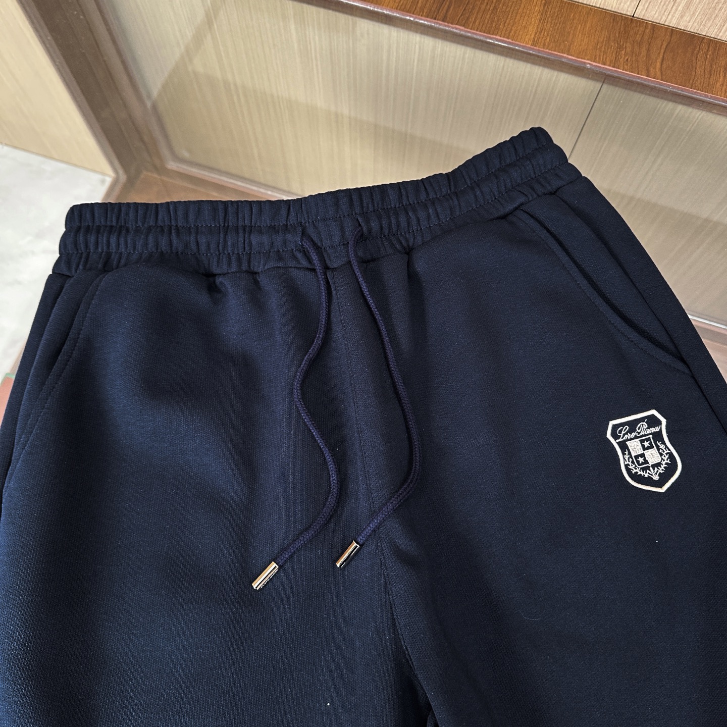 Title: High-End Men’s Outdoor Leisure Suit by Loro Pina – New Shield Brand Logo Design Summary: Loro Pina offers a new men’s leisure suit with fine cotton fabric, - 图片 3