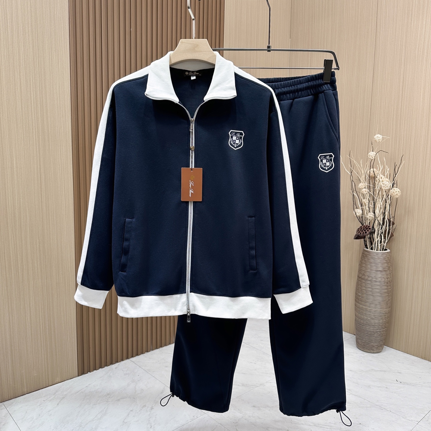 “High-Quality Men’s Outdoor Leisure Zipper Suit with Unique Design and Imported Fabric: Top Shield Brand Logo” - 图片 1