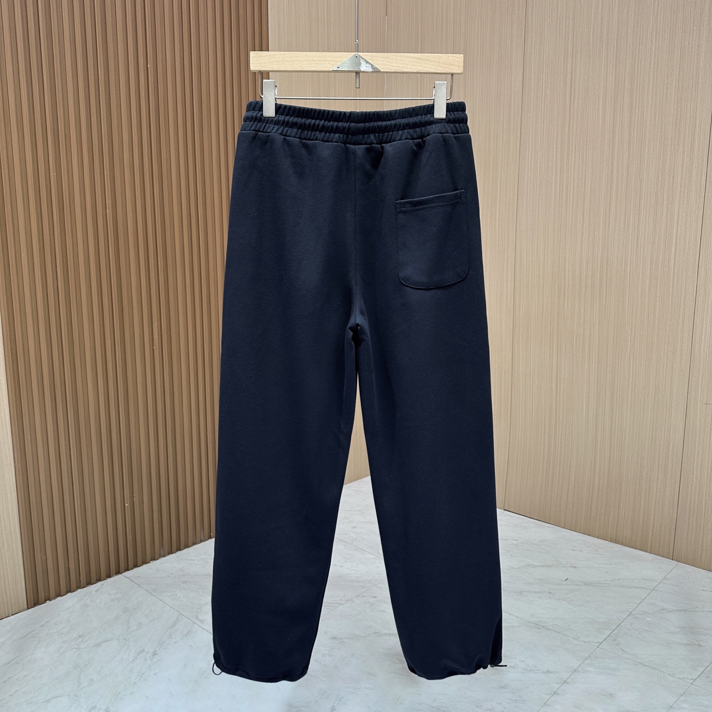 Title: High-End Men’s Outdoor Leisure Suit by Loro Pina – New Shield Brand Logo Design Summary: Loro Pina offers a new men’s leisure suit with fine cotton fabric, - 图片 4